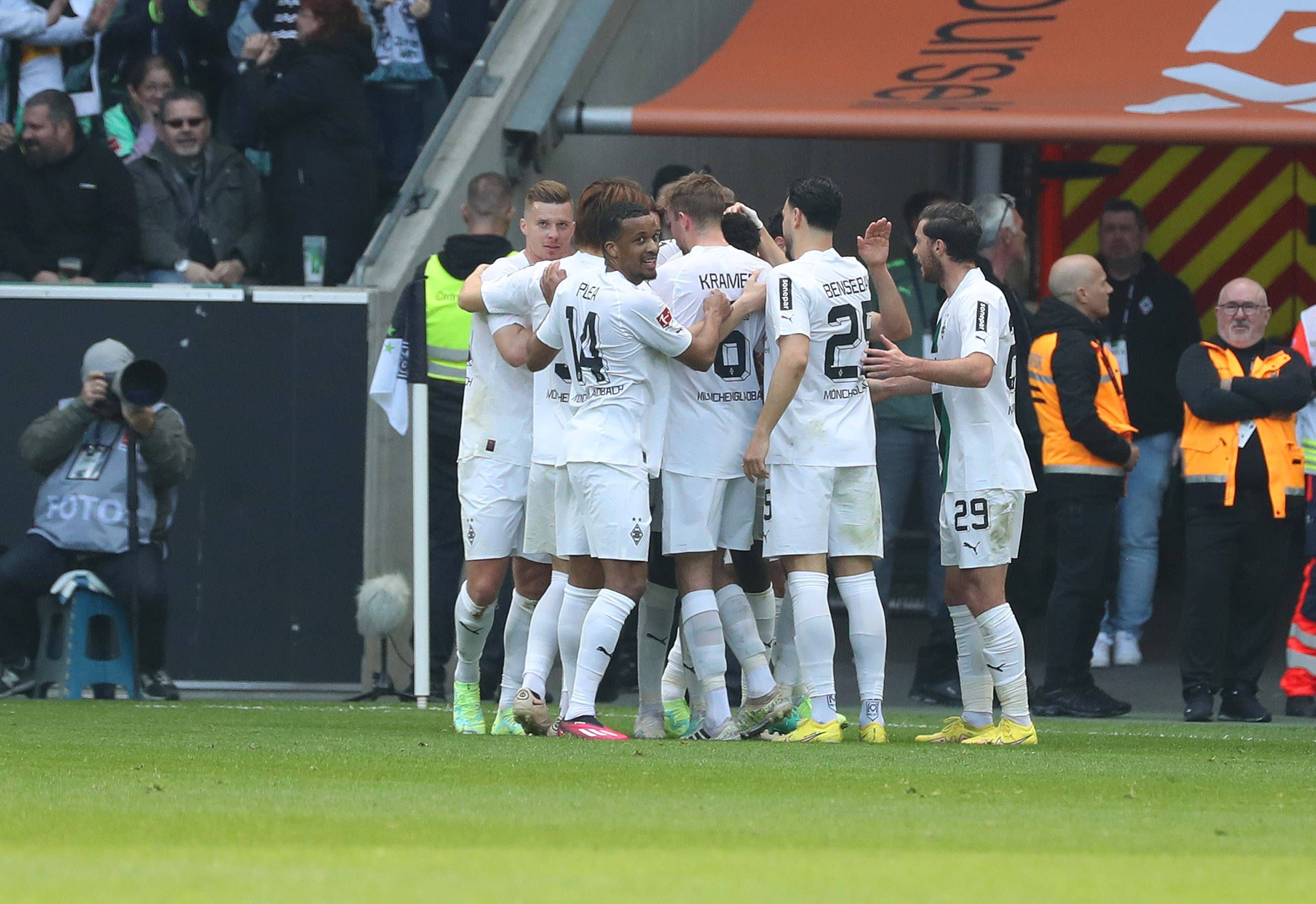 Borussia Mönchengladbach hat sich am Sonntag (9. April 2023) mit 2:0 gegen den VfL Wolfsburg durchgesetzt. Das Foto zeigt die Mannschaft beim Jubel nach dem Treffer zum 1:0.