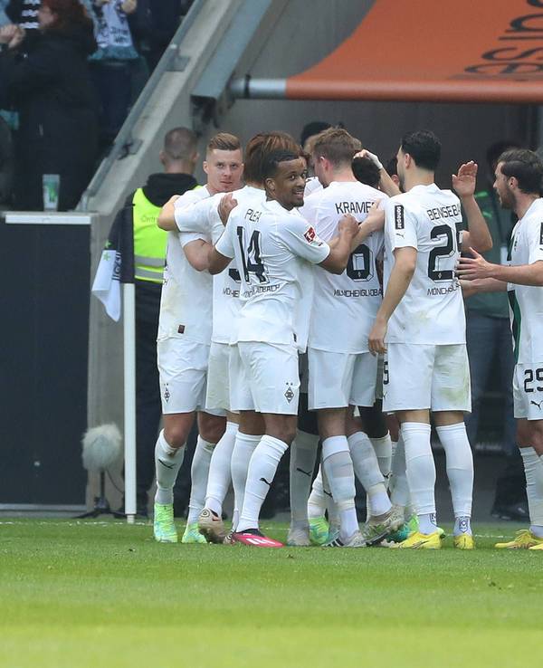 Borussia Mönchengladbach hat sich am Sonntag (9. April 2023) mit 2:0 gegen den VfL Wolfsburg durchgesetzt. Das Foto zeigt die Mannschaft beim Jubel nach dem Treffer zum 1:0.