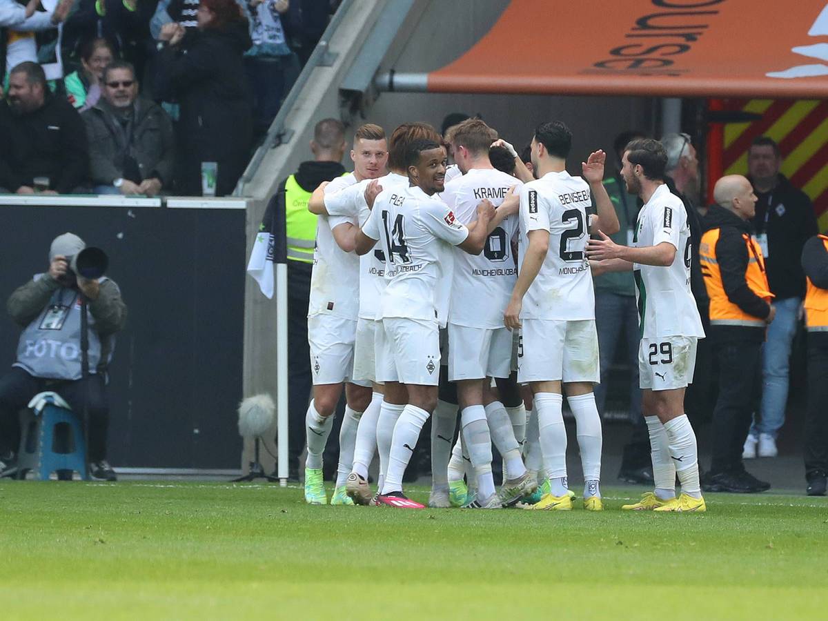 Borussia Mönchengladbach hat sich am Sonntag (9. April 2023) mit 2:0 gegen den VfL Wolfsburg durchgesetzt. Das Foto zeigt die Mannschaft beim Jubel nach dem Treffer zum 1:0.