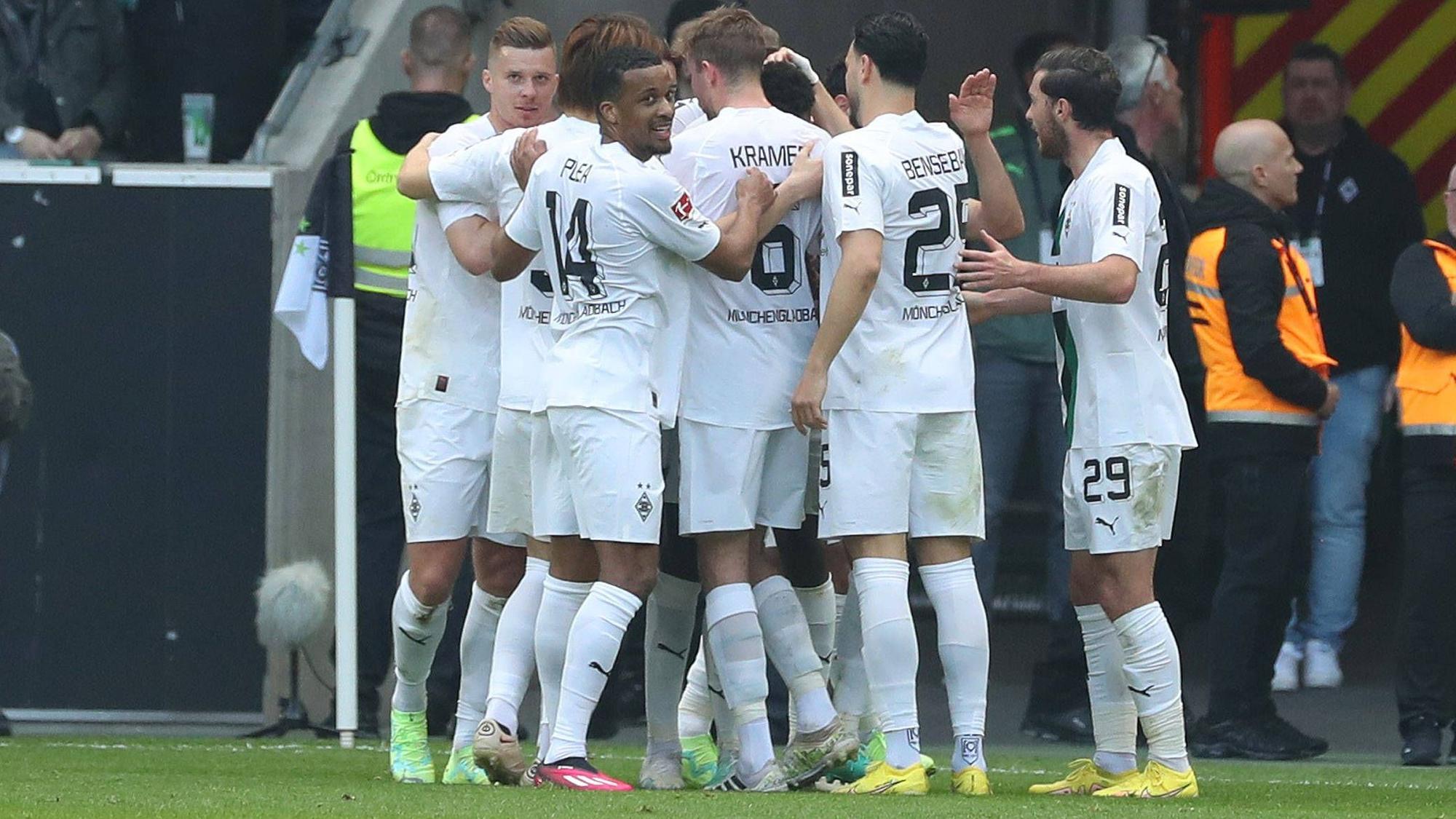 Borussia Mönchengladbach hat sich am Sonntag (9. April 2023) mit 2:0 gegen den VfL Wolfsburg durchgesetzt. Das Foto zeigt die Mannschaft beim Jubel nach dem Treffer zum 1:0.