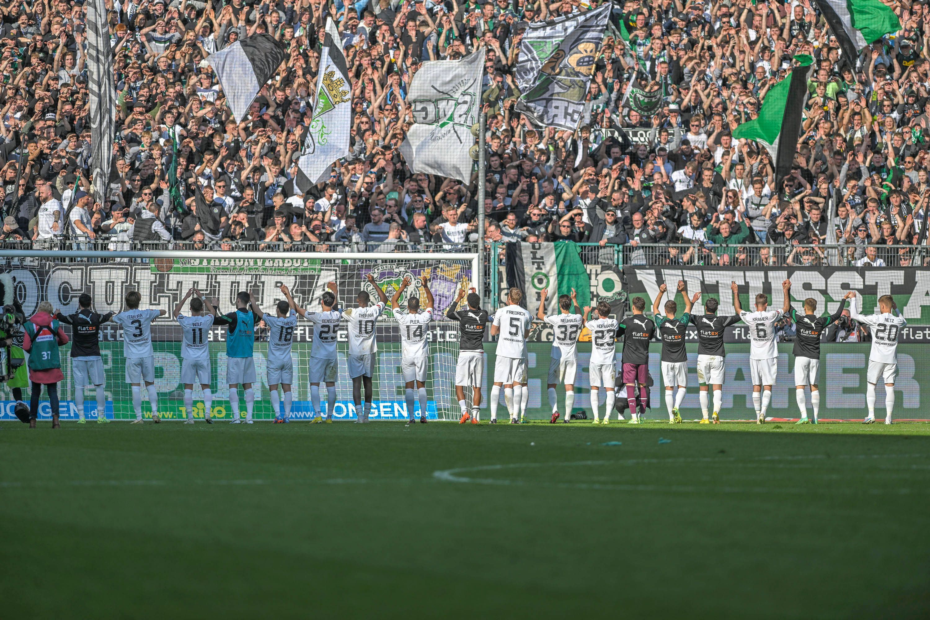 Die Spieler von Borussia Mönchengladbach feiern vor der Nordkurve mit den Gladbach-Fans im Anschluss an den 2:0-Sieg gegen den VfL Wolfsburg am 9. April 2023.