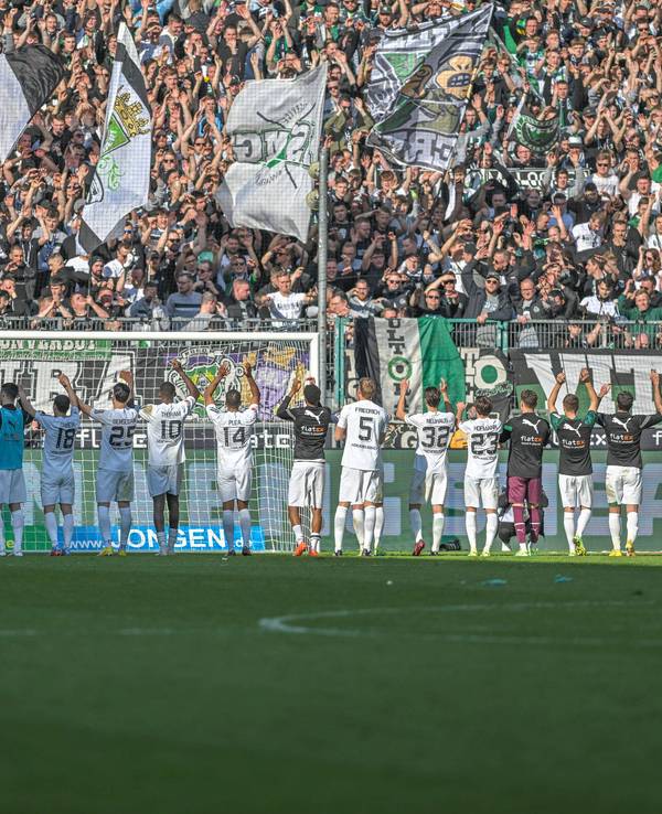 Die Spieler von Borussia Mönchengladbach feiern vor der Nordkurve mit den Gladbach-Fans im Anschluss an den 2:0-Sieg gegen den VfL Wolfsburg am 9. April 2023.