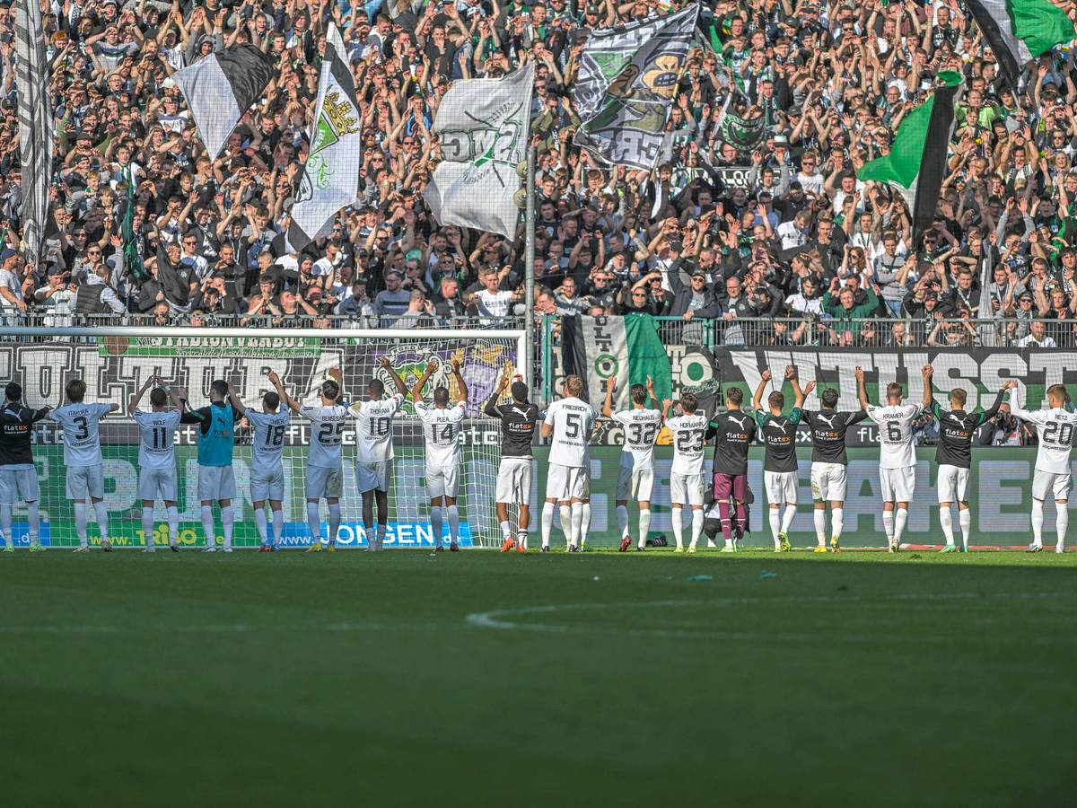 Die Spieler von Borussia Mönchengladbach feiern vor der Nordkurve mit den Gladbach-Fans im Anschluss an den 2:0-Sieg gegen den VfL Wolfsburg am 9. April 2023.