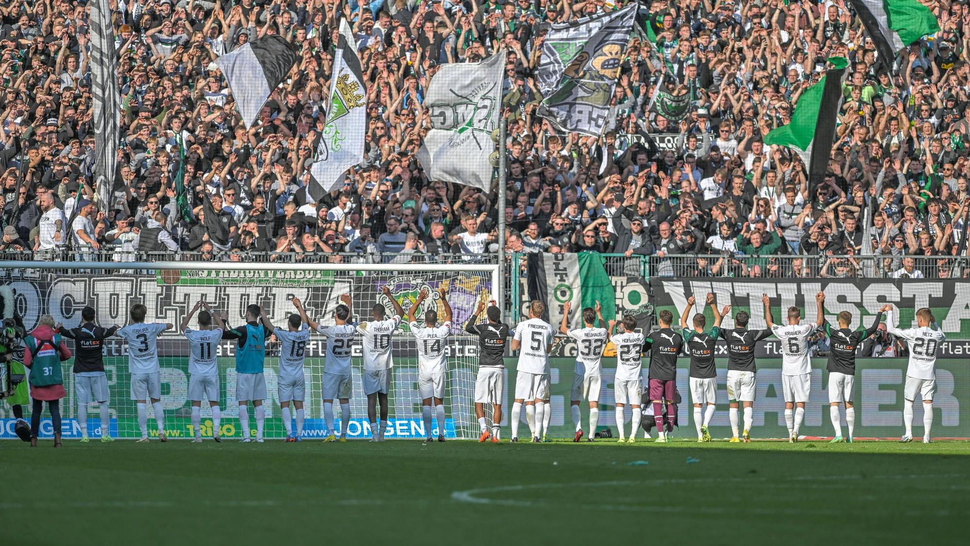 Die Spieler von Borussia Mönchengladbach feiern vor der Nordkurve mit den Gladbach-Fans im Anschluss an den 2:0-Sieg gegen den VfL Wolfsburg am 9. April 2023.