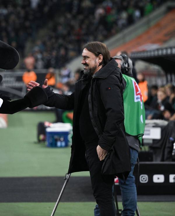 Keine Konkurrenz für Jünter: Trainer Daniel Farke (r.) plant mittelfristig seinen Mittelfeld-Star Julian Weigl als Taktgeber von Borussia Mönchengladbach, nicht als Maskottchen, ein. Das Foto zeigt den Gladbach-Trainer am 17. März 2023.