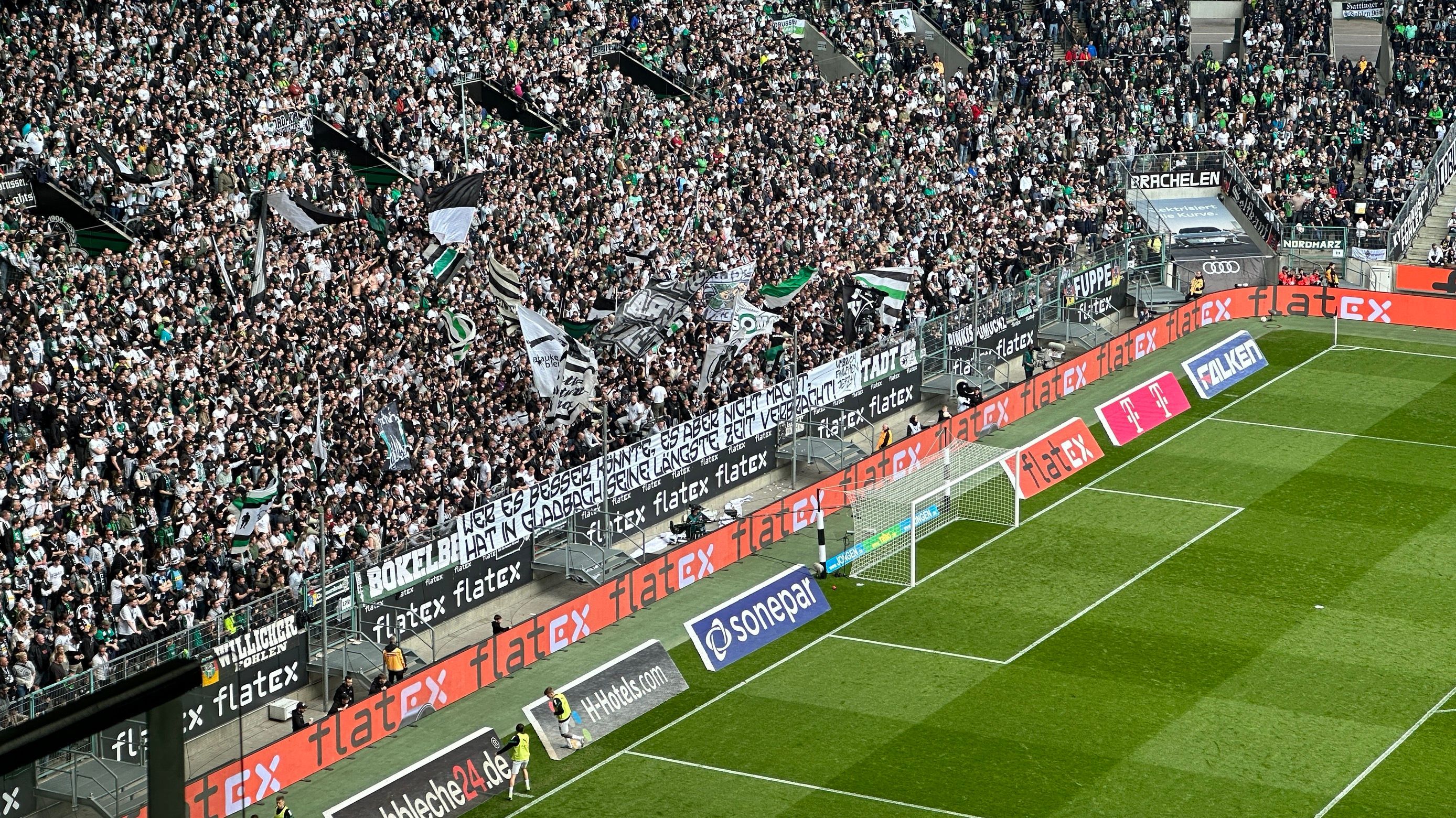 Ein weiteres Transparent der Gladbach-Fans richtete sich gegen die Mannschaft