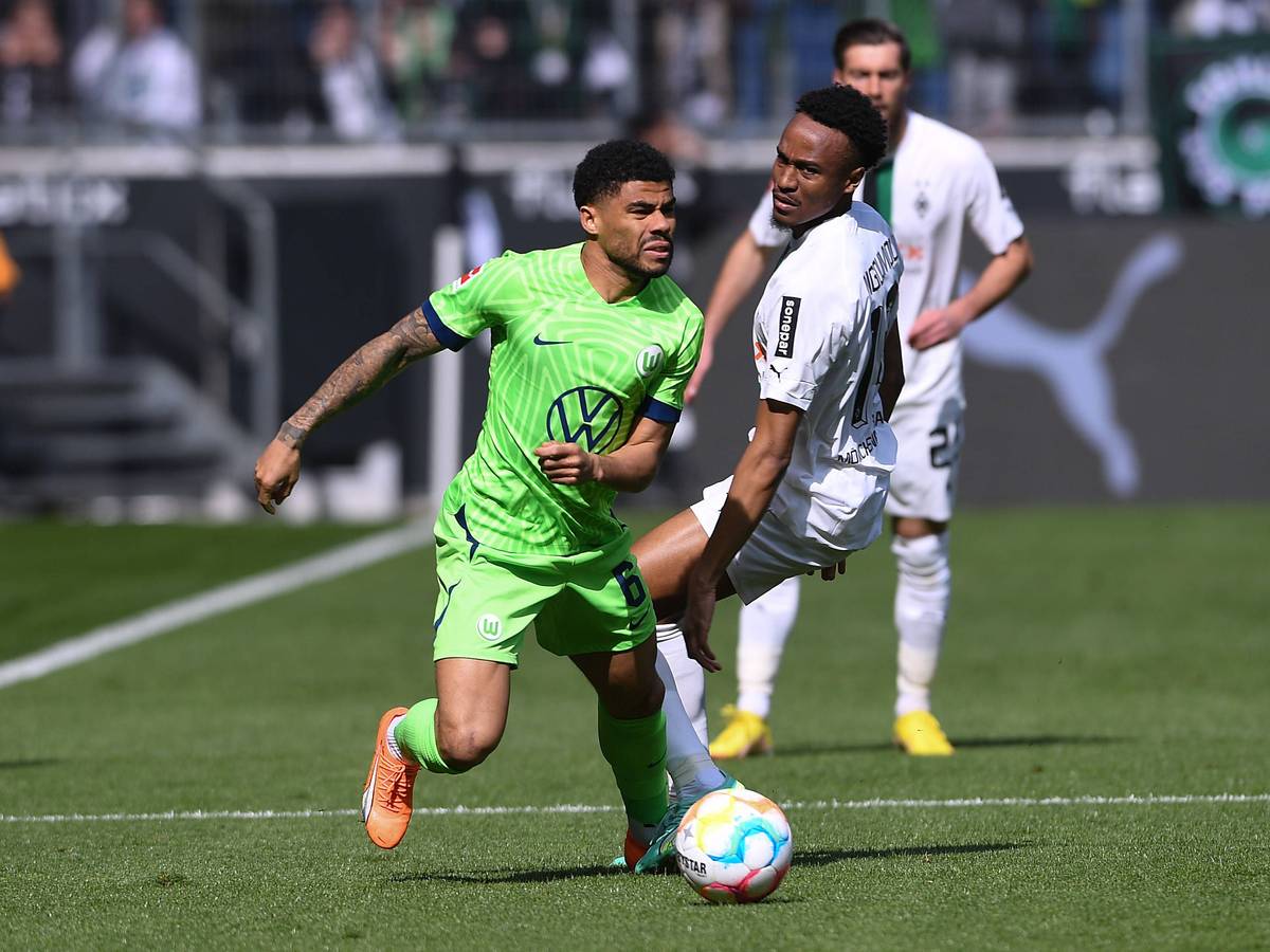 Nathan Ngoumou liefert sich im Spiel von Borussia Mönchengladbach gegen den VfL Wolfsburg am 9. April 2023 einen Zweikampf mit Paulo Otavio (l.).