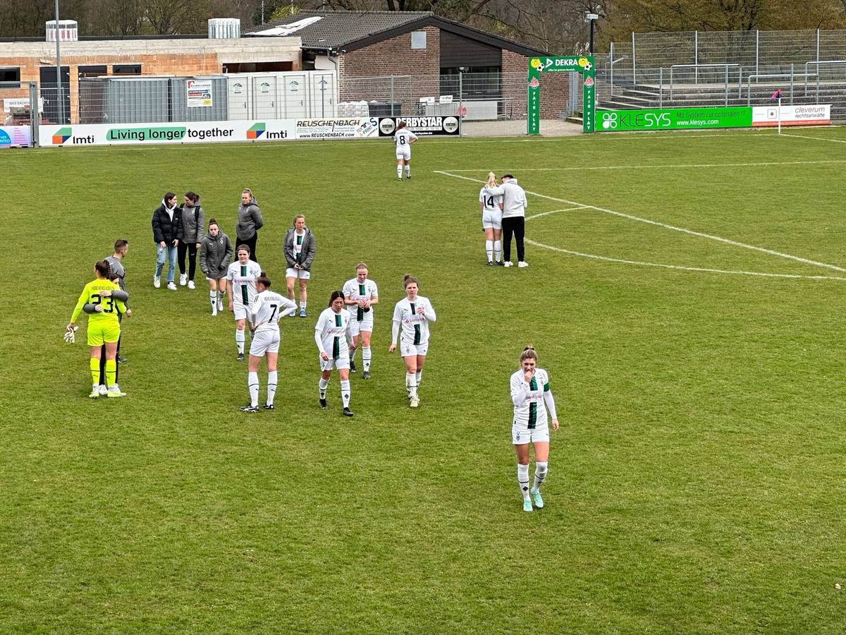 Enttäuschung beim Frauen-Team von Borussia Mönchengladbach nach dem Pokal-Aus gegen Warbeyen am Ostermontag (10. April 2023). Das Spiel fand in Kleve statt.
