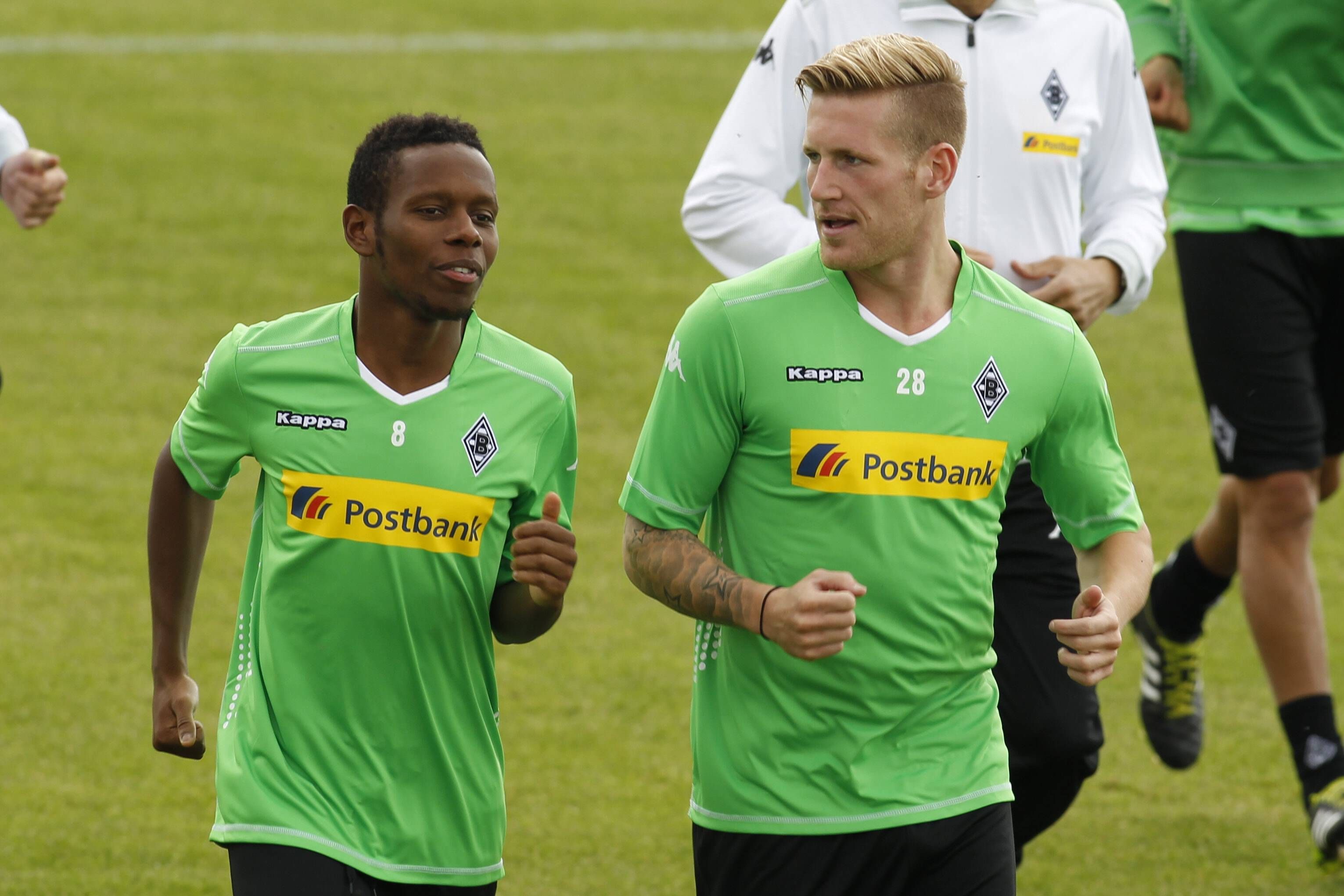 Zwei ehemalige Spieler von Borussia Mönchengladbach, die flink auf den Beinen waren. André Hahn (r.) und Ibrahima Traoré laufen eine Runde beim Gladbach-Training am 30. Juni 2014.