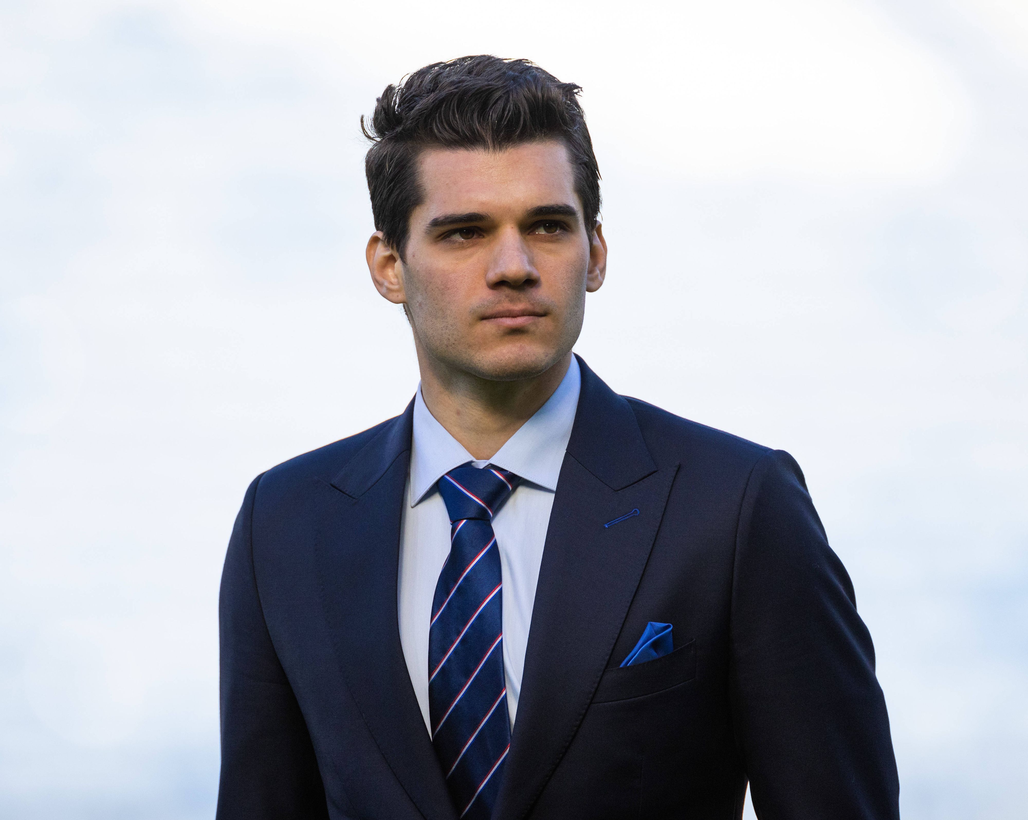 Ianis Hagi kann es auch im feinen Zwirn! Das Foto zeigt den Spieler der Glasgow Rangers im Anzug vor dem League-Cup-Finale gegen Celtic am 26. Februar 2023.