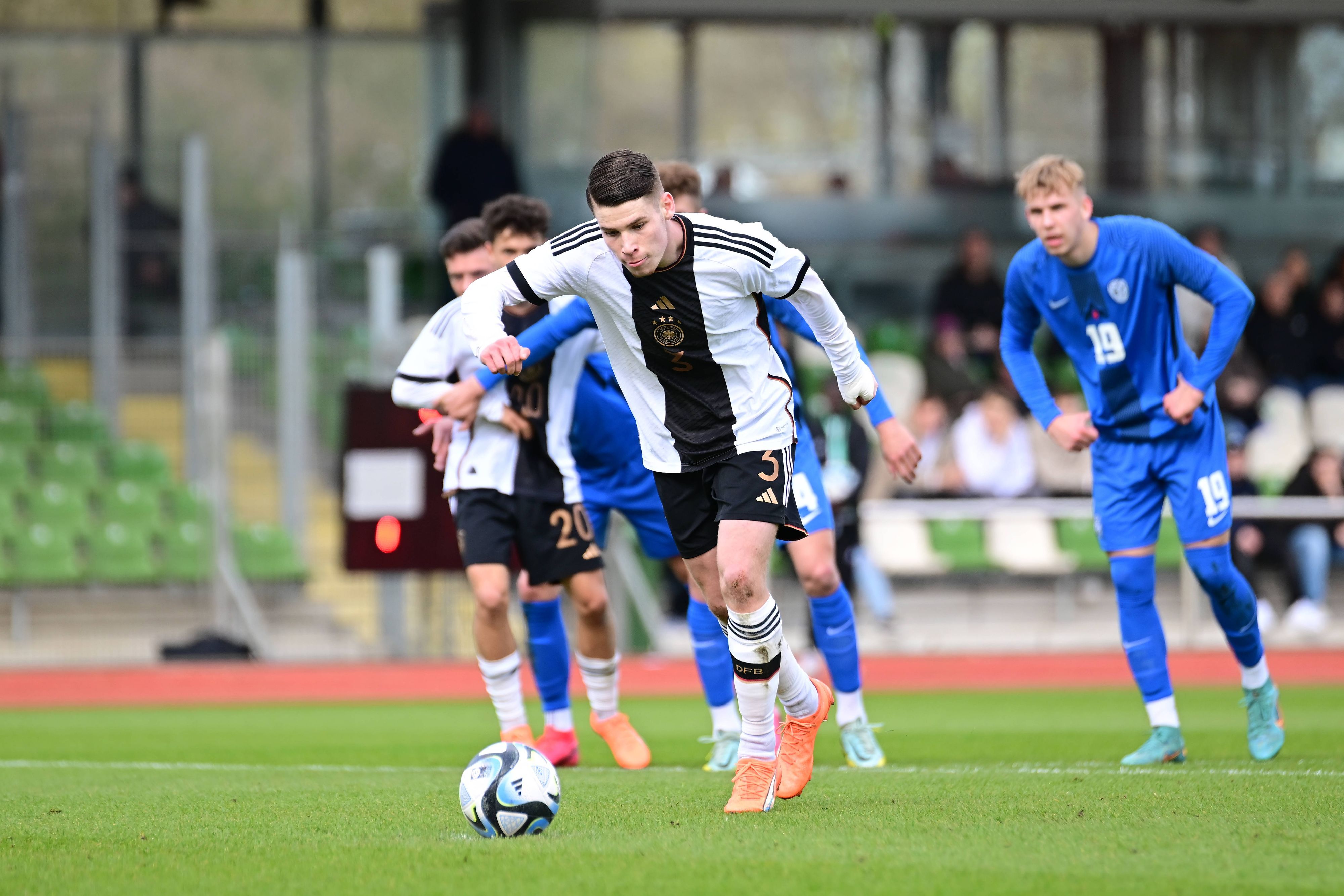 Lukas Ullrich tritt für die U19-Nationalmannschaft des DFB bei einem Länderspiel gegen Slowenien am 28. März 2023 zum Elfmeter an.