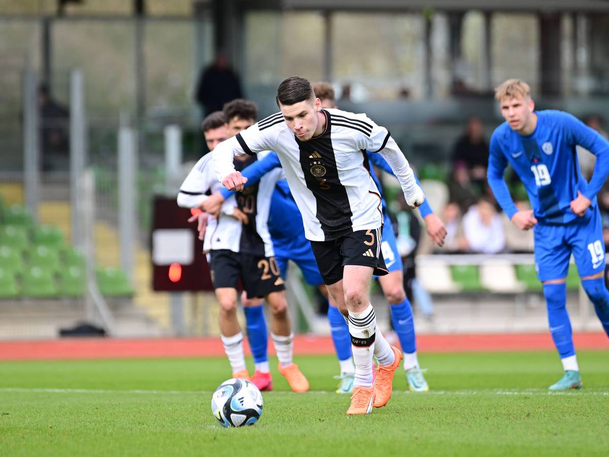Lukas Ullrich tritt für die U19-Nationalmannschaft des DFB bei einem Länderspiel gegen Slowenien am 28. März 2023 zum Elfmeter an.