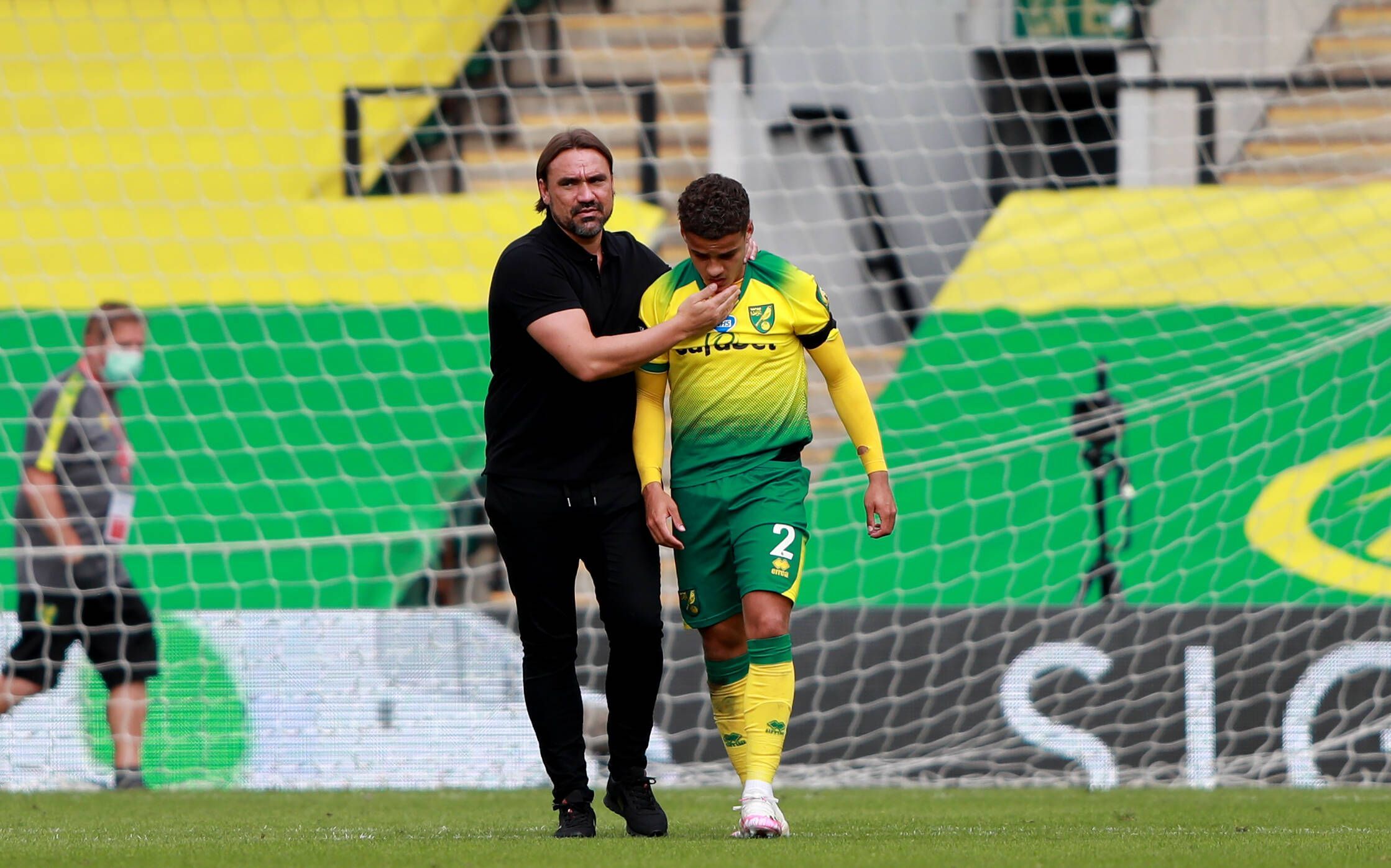Daniel Farke (l.) kümmert sich vor seiner Zeit als Trainer von Borussia Mönchengladbach um Max Aarons, Außenverteidiger von Norwich City. Das Foto zeigt die beiden am 11. Juli 2020 nach einem Premier-League-Spiel.