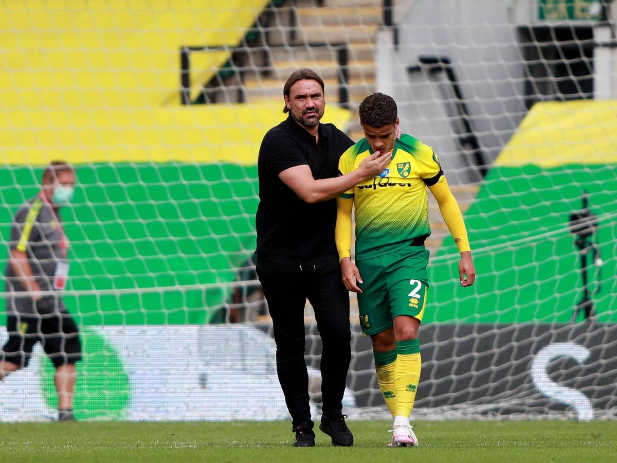Daniel Farke (l.) kümmert sich vor seiner Zeit als Trainer von Borussia Mönchengladbach um Max Aarons, Außenverteidiger von Norwich City. Das Foto zeigt die beiden am 11. Juli 2020 nach einem Premier-League-Spiel.