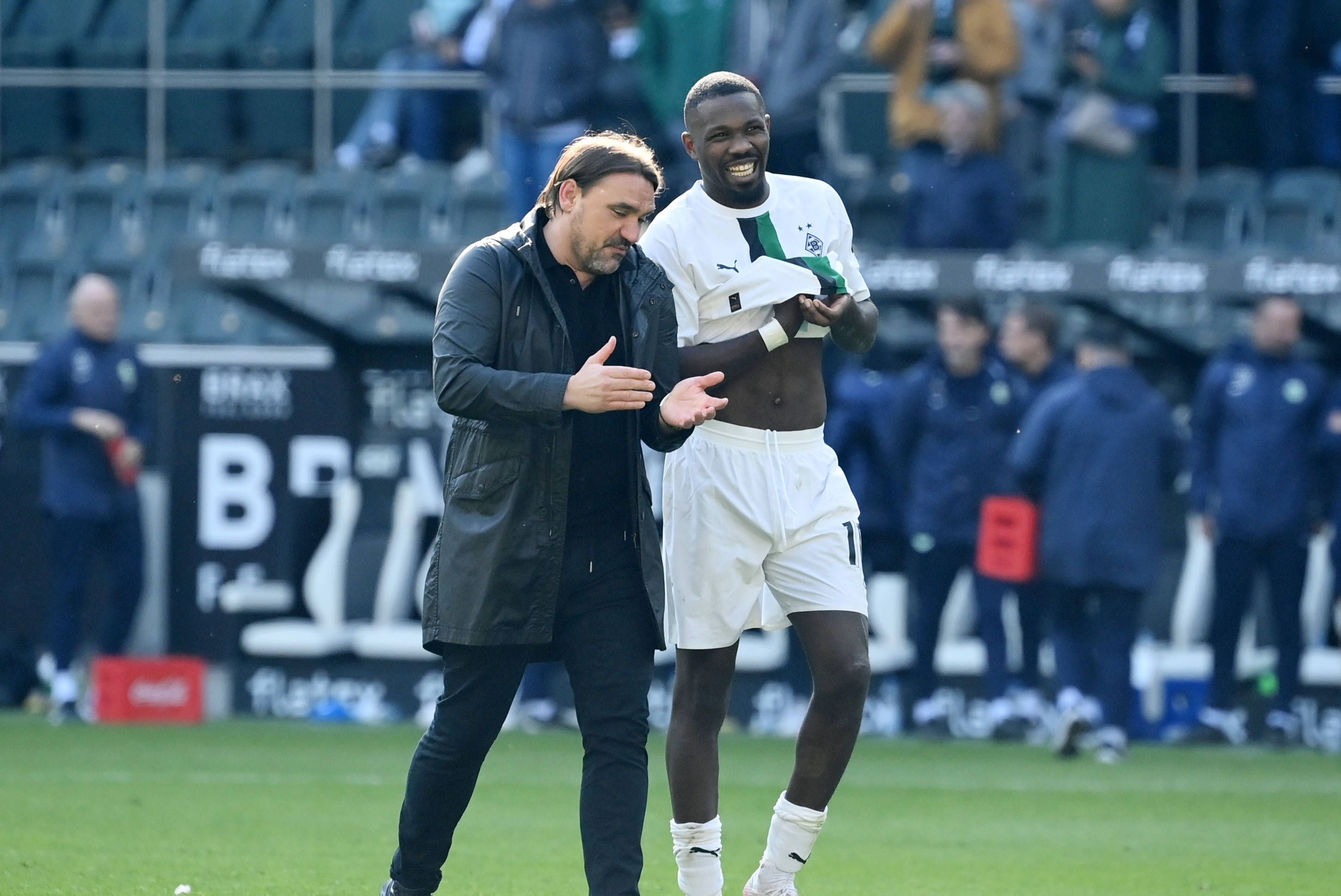 Gladbach-Trainer Daniel Farke (l.) und Borussia-Stürmer Marcus Thuram (r.) gehen zum 1. Juli 2023 getrennte Wege. Auf diesem Foto sind die beiden am 9. April 2023 im Borussia-Park zu sehen.
