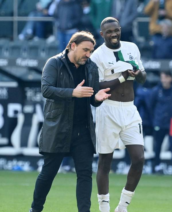 Gladbach-Trainer Daniel Farke (l.) und Borussia-Stürmer Marcus Thuram (r.) gehen zum 1. Juli 2023 getrennte Wege. Auf diesem Foto sind die beiden am 9. April 2023 im Borussia-Park zu sehen.