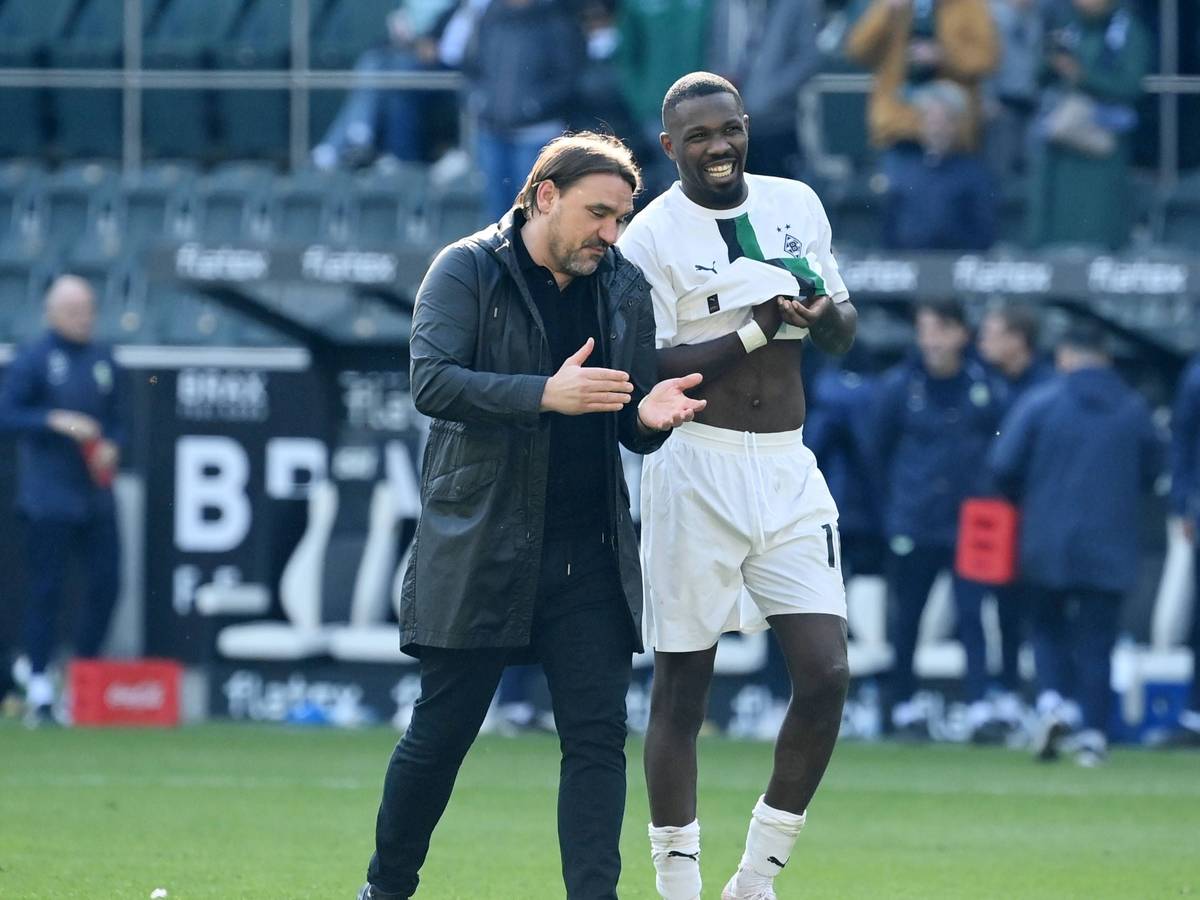 Gladbach-Trainer Daniel Farke (l.) und Borussia-Stürmer Marcus Thuram (r.) gehen zum 1. Juli 2023 getrennte Wege. Auf diesem Foto sind die beiden am 9. April 2023 im Borussia-Park zu sehen.