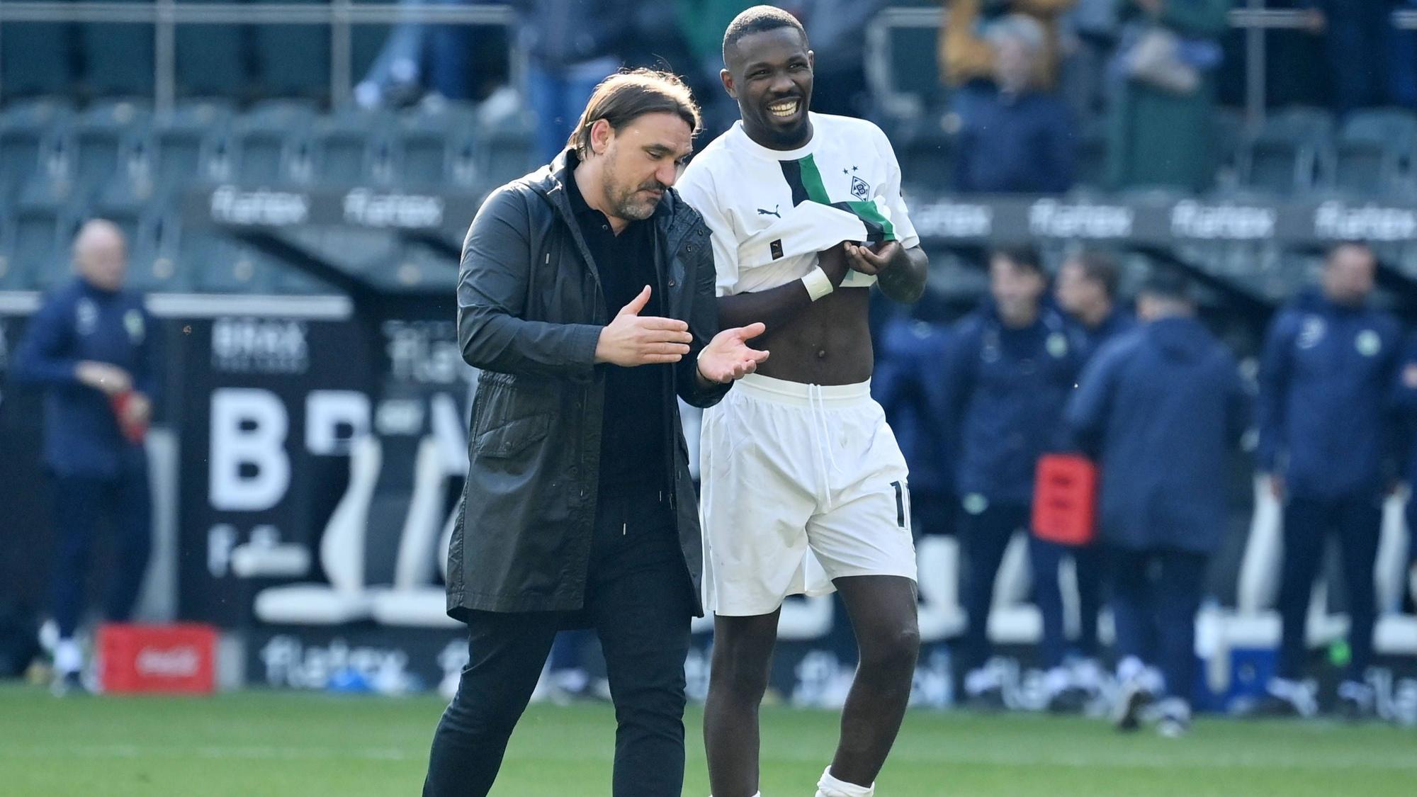 Gladbach-Trainer Daniel Farke (l.) und Borussia-Stürmer Marcus Thuram (r.) gehen zum 1. Juli 2023 getrennte Wege. Auf diesem Foto sind die beiden am 9. April 2023 im Borussia-Park zu sehen.