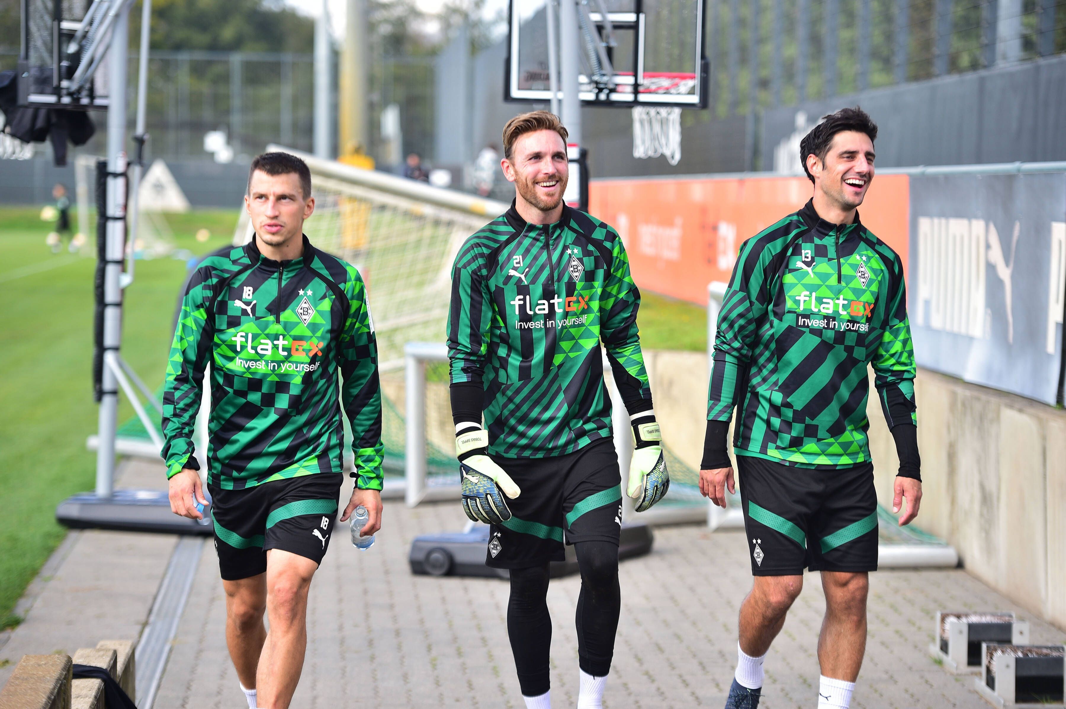 Tobias Sippel (M.) verlängert seinen Vertrag bei Borussia Mönchengladbach bis 2024. Das Foto zeigt ihn mit Lars Stindl (r.) und Stefan Lainer beim Gladbach-Training am 29. September 2022.