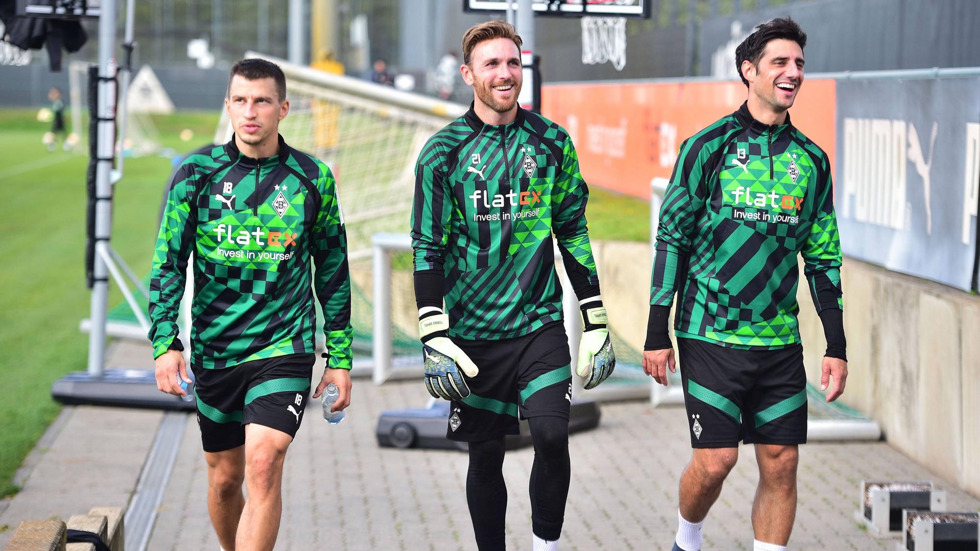 Tobias Sippel (M.) verlängert seinen Vertrag bei Borussia Mönchengladbach bis 2024. Das Foto zeigt ihn mit Lars Stindl (r.) und Stefan Lainer beim Gladbach-Training am 29. September 2022.