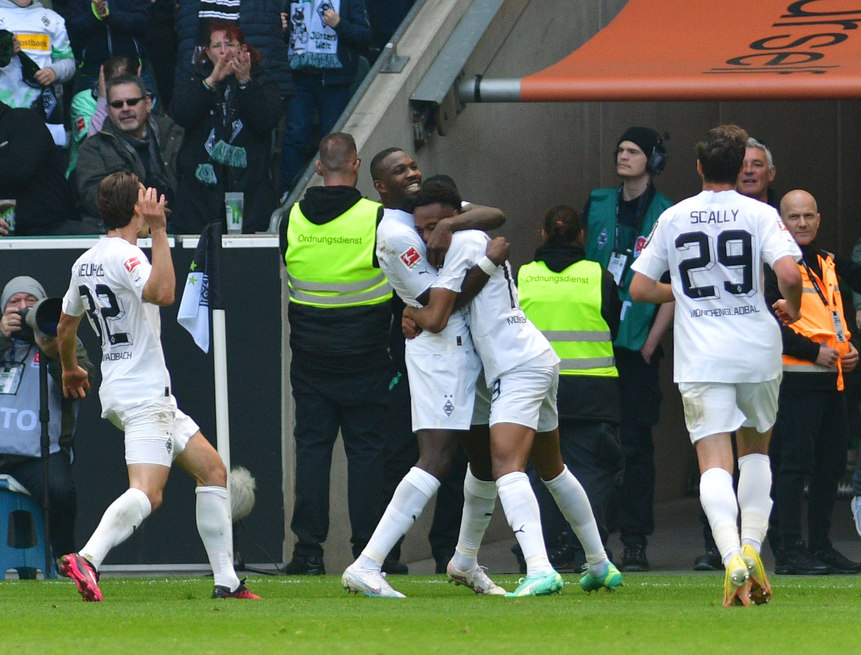 Sichtlich erleichtert nach seinem Bundesliga-Tor: Nathan Ngoumou (2.v.r.) wird nach seinem Treffer im Spiel von Borussia Mönchengladbach gegen den VfL Wolfsburg von Marcus Thuram (2.v.l.) umarmt.