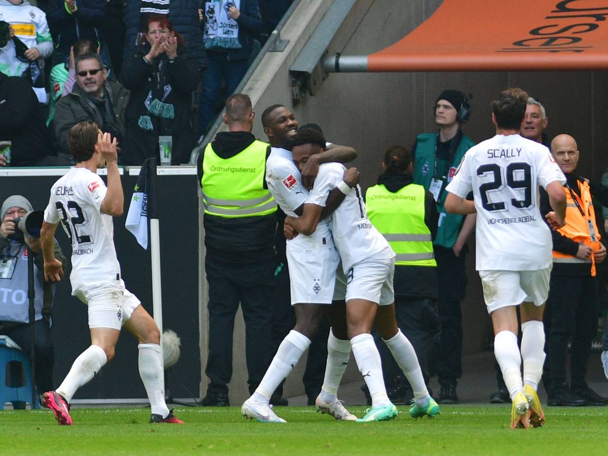 Sichtlich erleichtert nach seinem Bundesliga-Tor: Nathan Ngoumou (2.v.r.) wird nach seinem Treffer im Spiel von Borussia Mönchengladbach gegen den VfL Wolfsburg von Marcus Thuram (2.v.l.) umarmt.