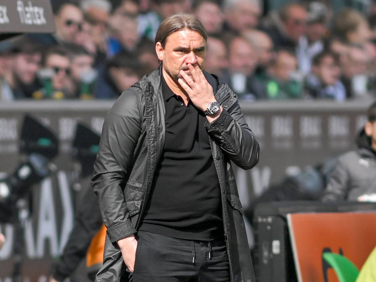 Daniel Farke steht am 9. April 2023 beim Bundesliga-Spiel von Borussia Mönchengladbach gegen den VfL Wolfsburg am Spielfeldrand.