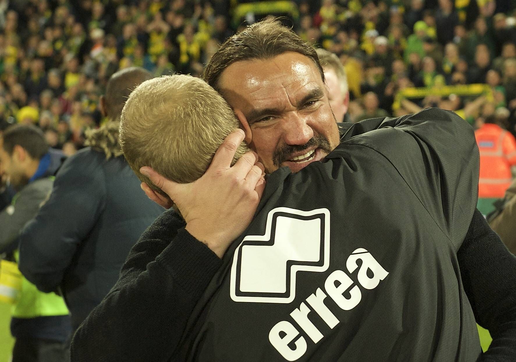 Herzliche Umarmung zwischen Daniel Farke (r.), damals noch Trainer von Norwich City, und seinem Goalgetter Teemu Pukki. Seit Sommer 2022 ist Farke Trainer von Borussia Mönchengladbach.