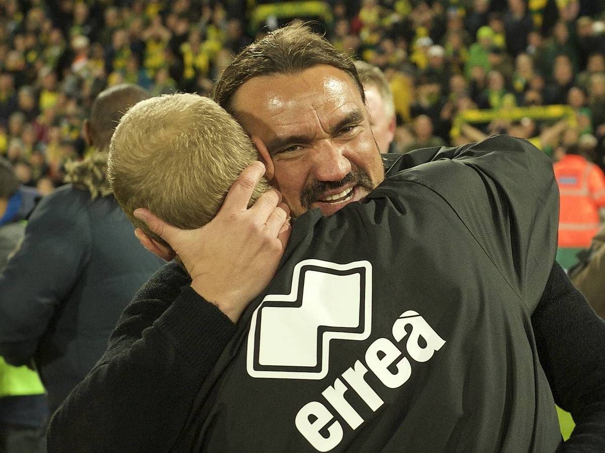 Herzliche Umarmung zwischen Daniel Farke (r.), damals noch Trainer von Norwich City, und seinem Goalgetter Teemu Pukki. Seit Sommer 2022 ist Farke Trainer von Borussia Mönchengladbach.