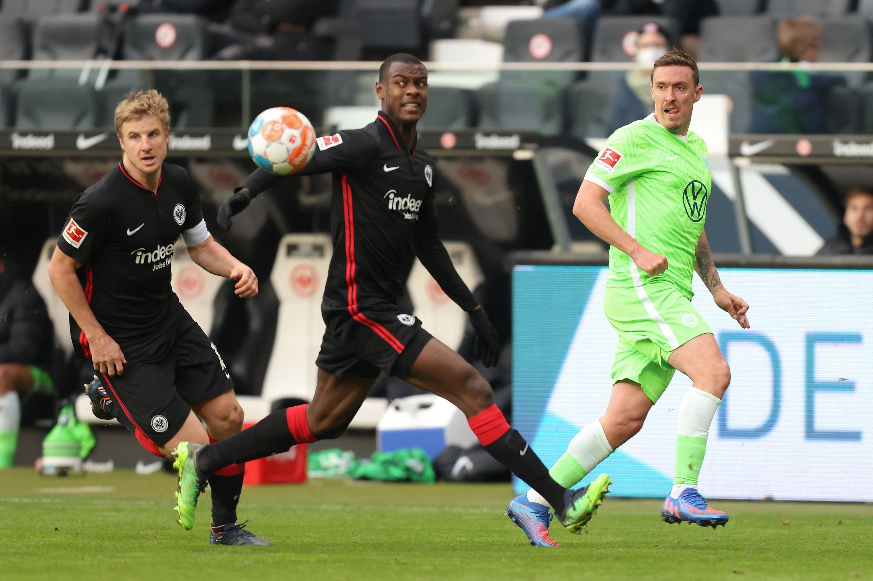 Zwei Lautsprecher mit Vergangenheit bei Borussia Mönchengladbach: Martin Hinteregger (l.) und Max Kruse (r.) beim Bundesliga-Spiel von Eintracht Frankfurt gegen den VfL Wolfsburg am 12. Februar 2022.