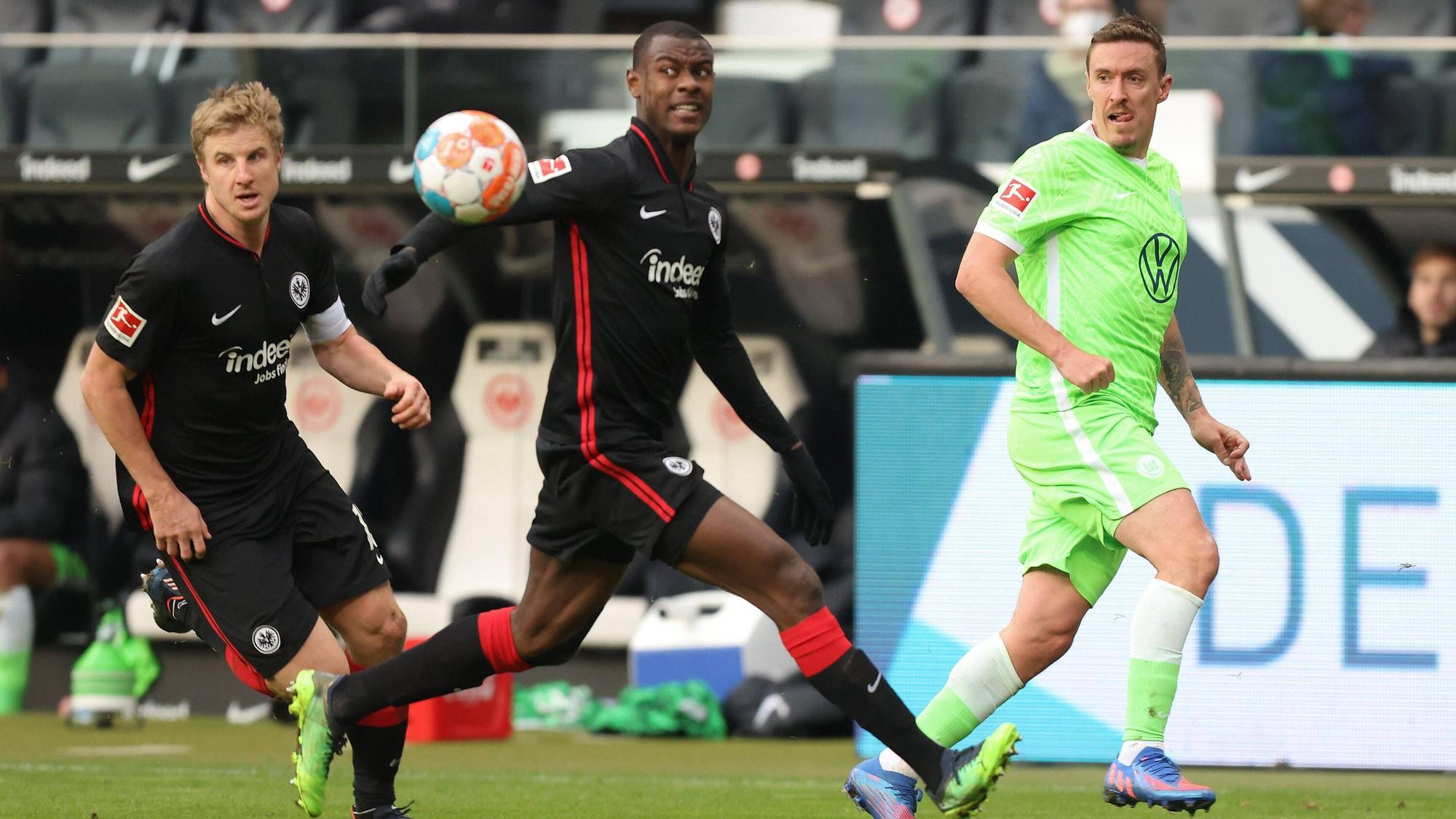 Zwei Lautsprecher mit Vergangenheit bei Borussia Mönchengladbach: Martin Hinteregger (l.) und Max Kruse (r.) beim Bundesliga-Spiel von Eintracht Frankfurt gegen den VfL Wolfsburg am 12. Februar 2022.