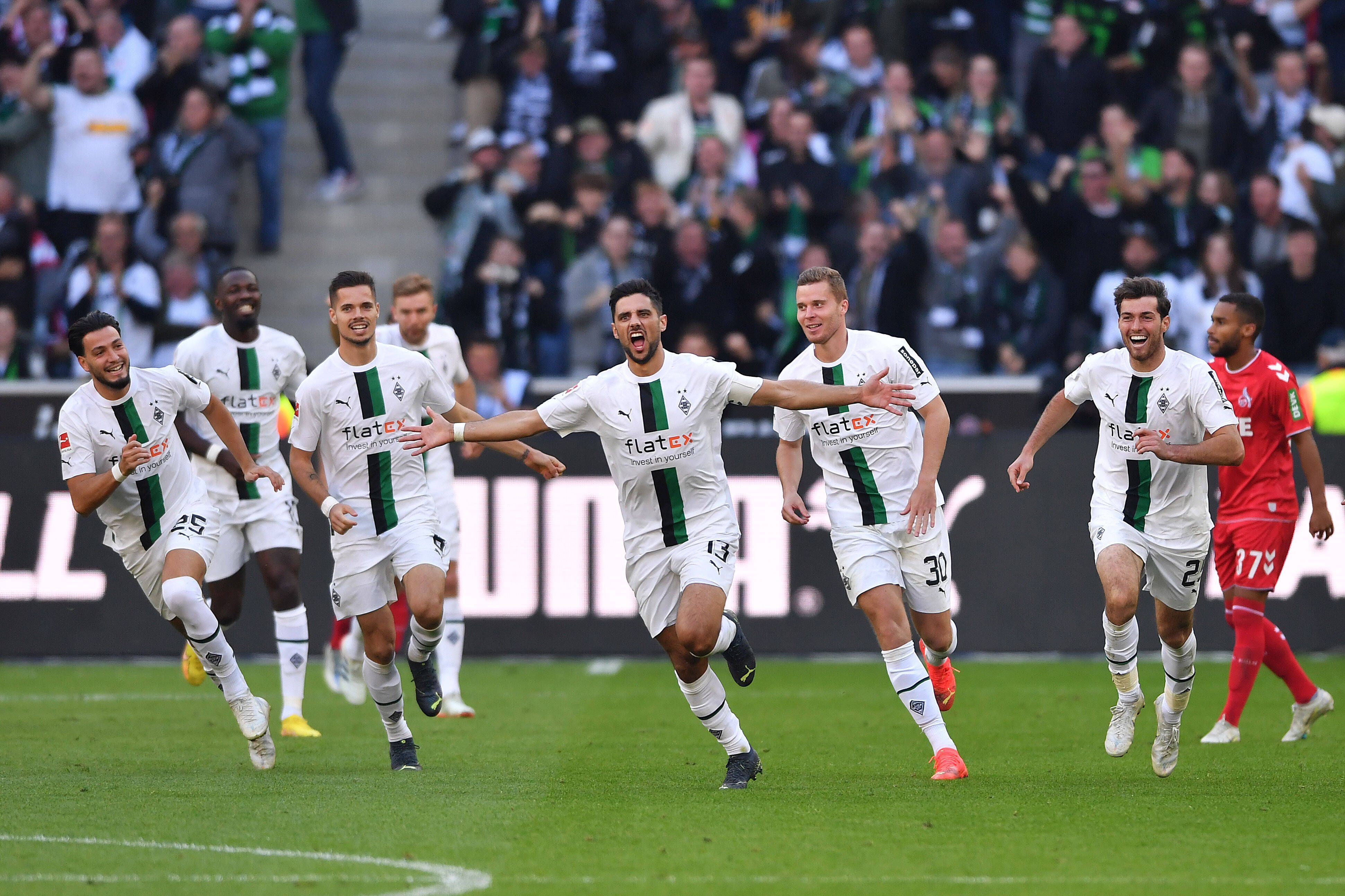 Auch beim Jubel geht Lars Stindl voran! Der Gladbach-Kapitän (3.v.r.) bejubelt seinen Treffer im Derby gegen den 1. FC Köln am 9. Oktober 2022.