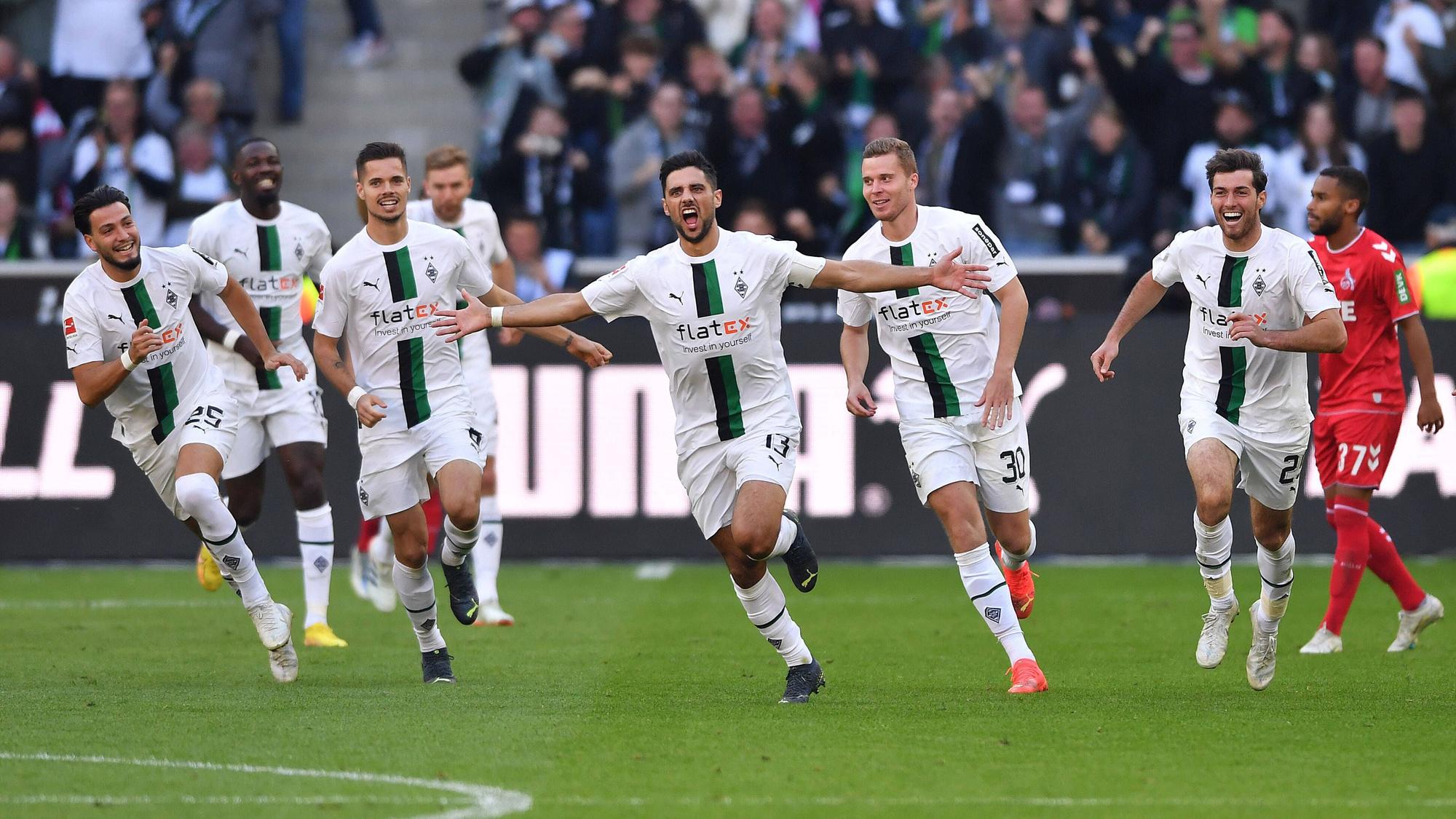 Auch beim Jubel geht Lars Stindl voran! Der Gladbach-Kapitän (3.v.r.) bejubelt seinen Treffer im Derby gegen den 1. FC Köln am 9. Oktober 2022.