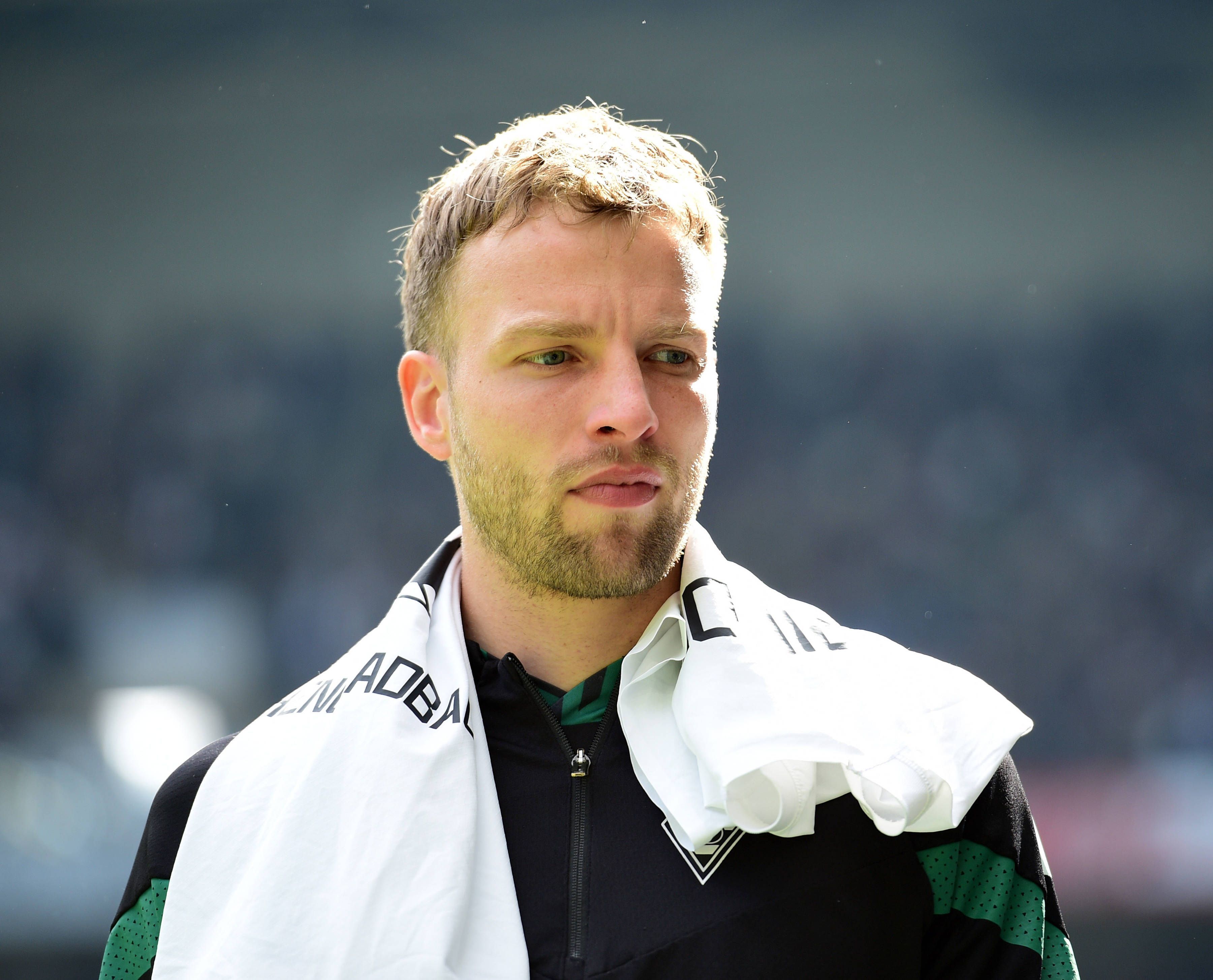 Marvin Friedrich, Spieler von Borussia Mönchengladbach, ist unzufrieden mit seinen Einsatzzeiten am Niederrhein. Das Foto zeigt ihn am 9. April 2023 nach dem Spiel gegen den VfL Wolfsburg trüb schauend.