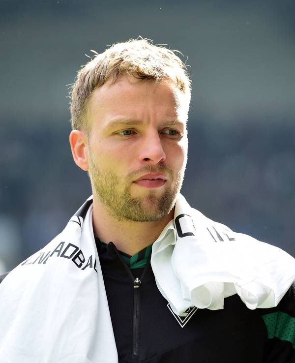 Marvin Friedrich, Spieler von Borussia Mönchengladbach, ist unzufrieden mit seinen Einsatzzeiten am Niederrhein. Das Foto zeigt ihn am 9. April 2023 nach dem Spiel gegen den VfL Wolfsburg trüb schauend.