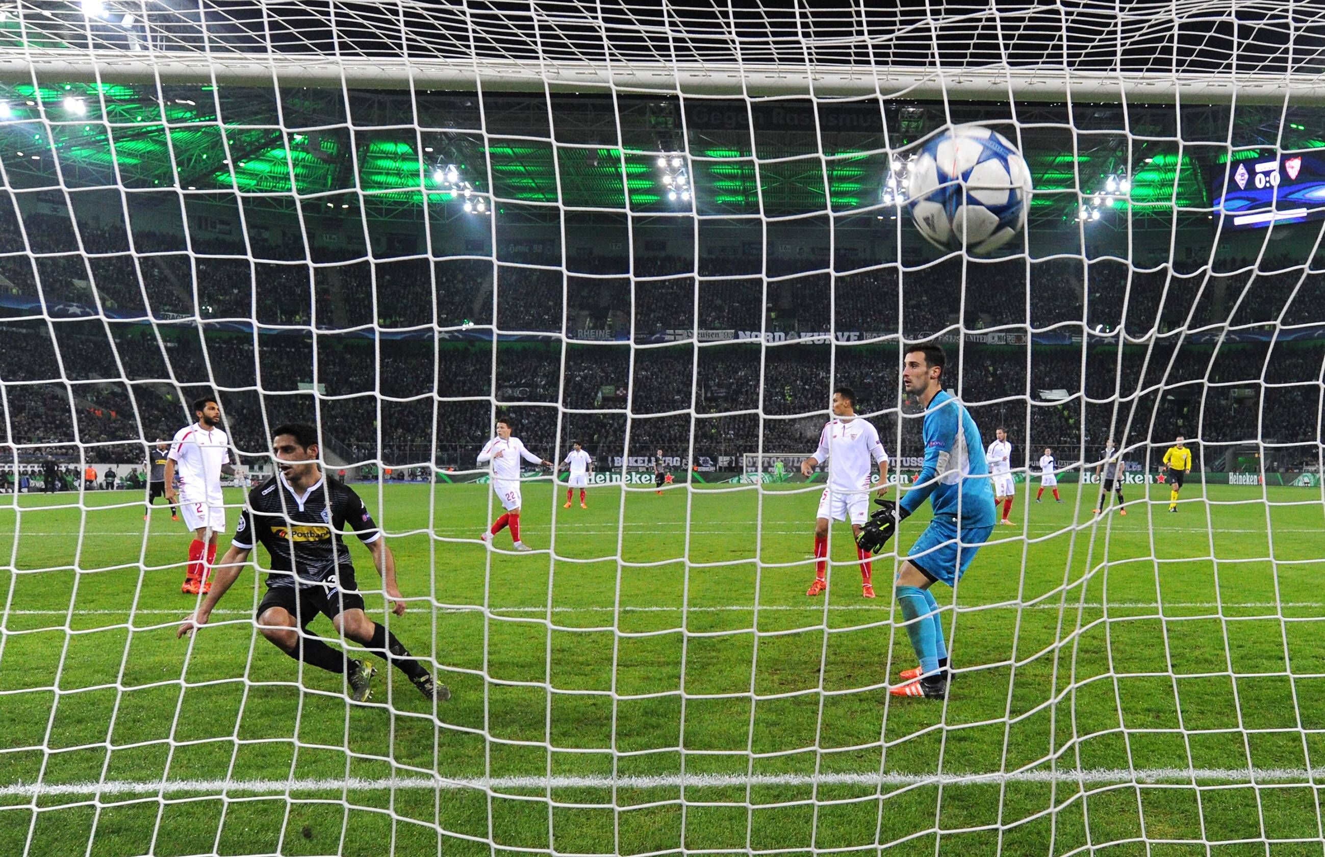 Lars Stindl bringt den Ball über die Linie! Das Foto zeigt das Tor zum 4:1 beim Champions-League-Spiel von Borussia Mönchengladbach gegen den FC Sevilla am 25. November 2015.