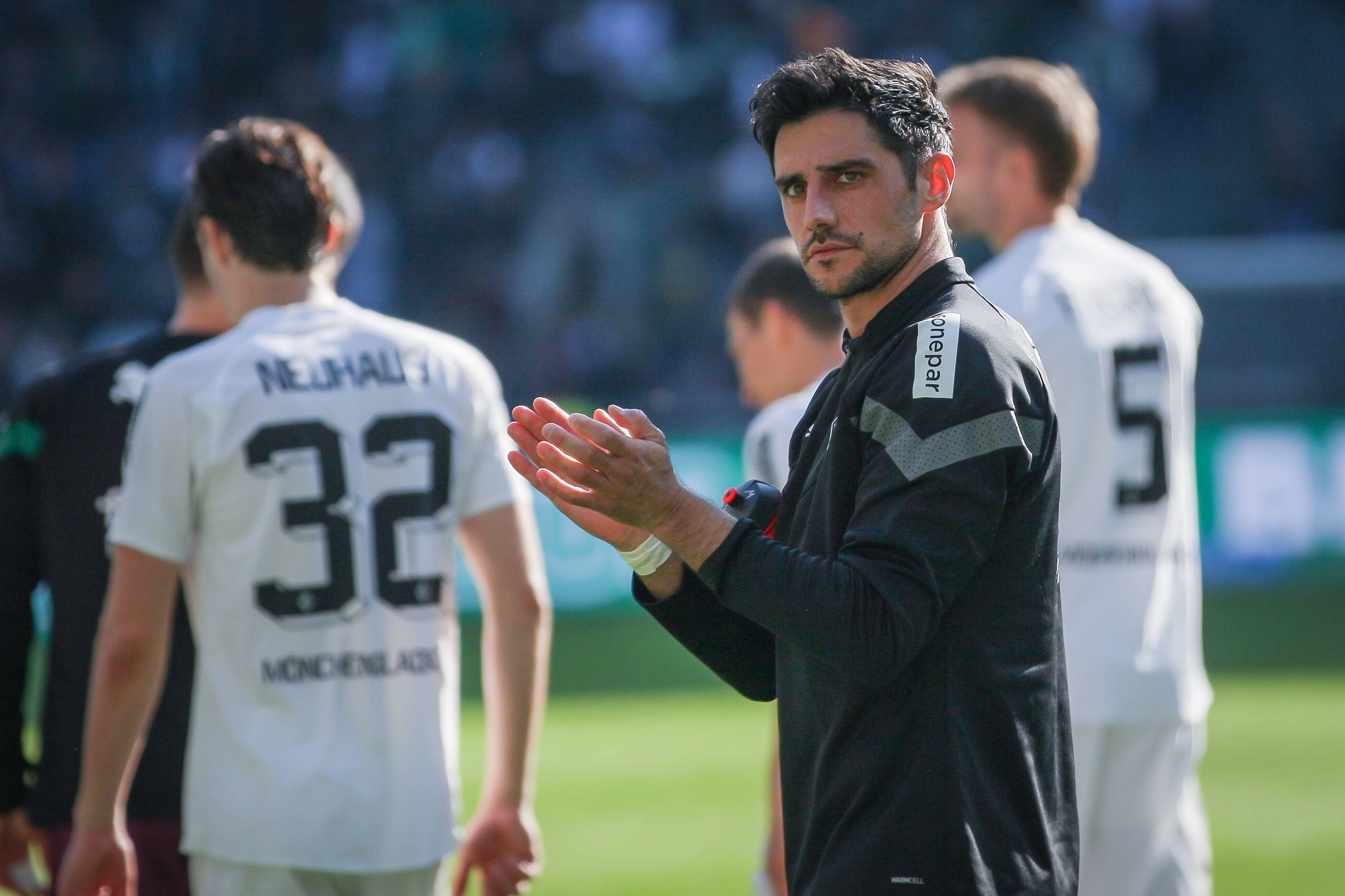 Lars Stindl beklatscht die Fans von Borussia Mönchengladbach, nach acht Jahren müssen sich die Gladbach-Anhänger vom langjährigen Kapitän verabschieden. Das Foto zeigt Stindl nach dem Bundesliga-Spiel gegen den VfL Wolfsburg am 9. April 2023.