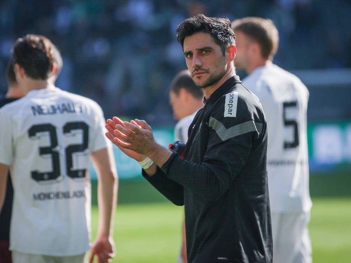 Lars Stindl beklatscht die Fans von Borussia Mönchengladbach, nach acht Jahren müssen sich die Gladbach-Anhänger vom langjährigen Kapitän verabschieden. Das Foto zeigt Stindl nach dem Bundesliga-Spiel gegen den VfL Wolfsburg am 9. April 2023.