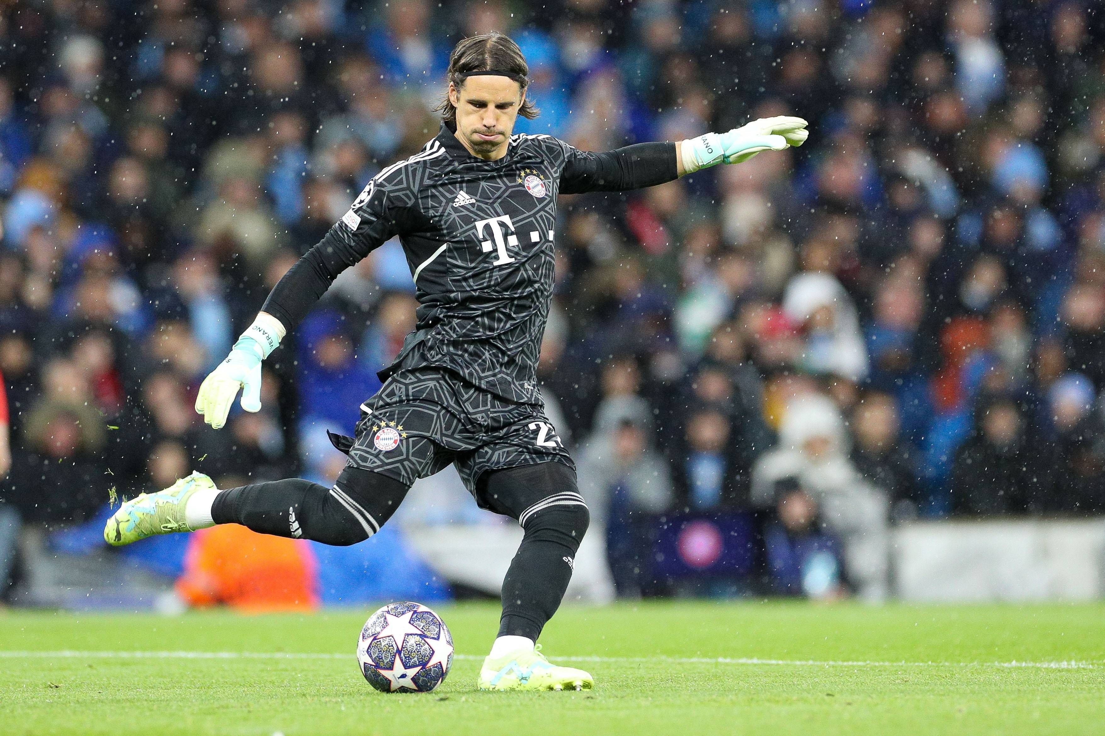 Yann Sommer, Ex-Keeper von Borussia Mönchengladbach und jetziger Torhüter des FC Bayern München, verlor am Dienstag (11. April 2023) mit 0:3 gegen Manchester City in der Königsklasse. Das Foto zeigt de Schweizer bei einem Abstoß.