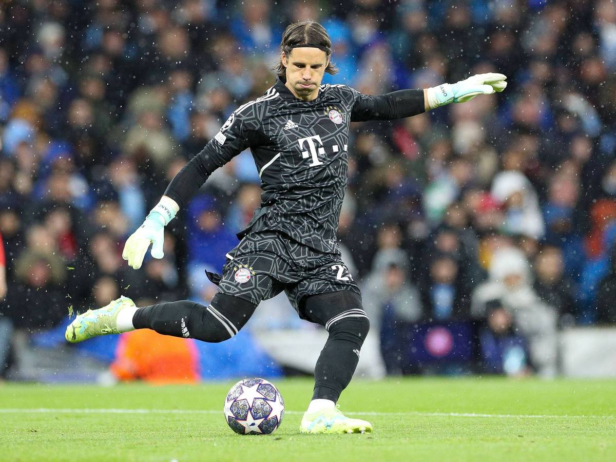Yann Sommer, Ex-Keeper von Borussia Mönchengladbach und jetziger Torhüter des FC Bayern München, verlor am Dienstag (11. April 2023) mit 0:3 gegen Manchester City in der Königsklasse. Das Foto zeigt de Schweizer bei einem Abstoß.