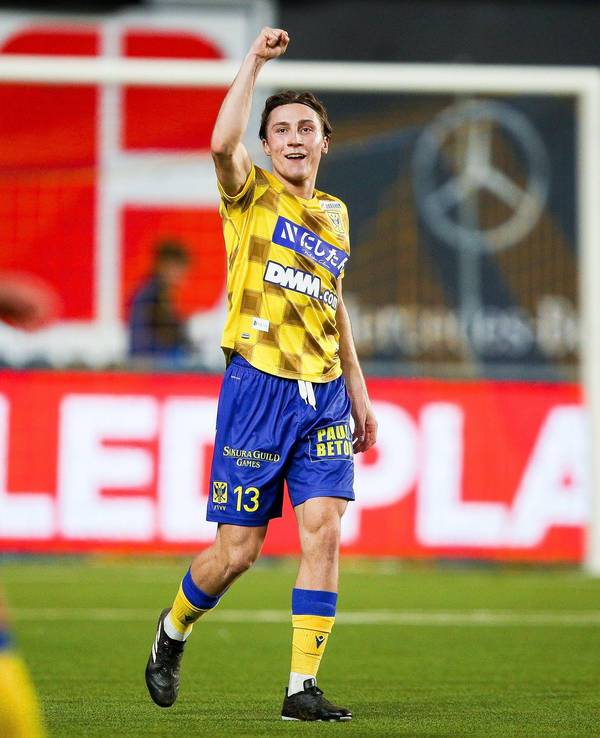 Reitz Rocco, Leihspieler von Borussia Mönchengladbach, feierte am Sonntag (9. April 2023) seinen ersten Torerfolg für VV St. Truiden. Das Foto zeigt ihn beim Jubeln.