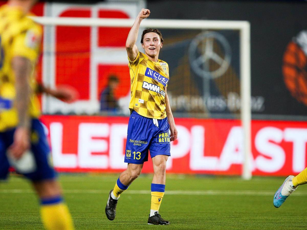 Reitz Rocco, Leihspieler von Borussia Mönchengladbach, feierte am Sonntag (9. April 2023) seinen ersten Torerfolg für VV St. Truiden. Das Foto zeigt ihn beim Jubeln.