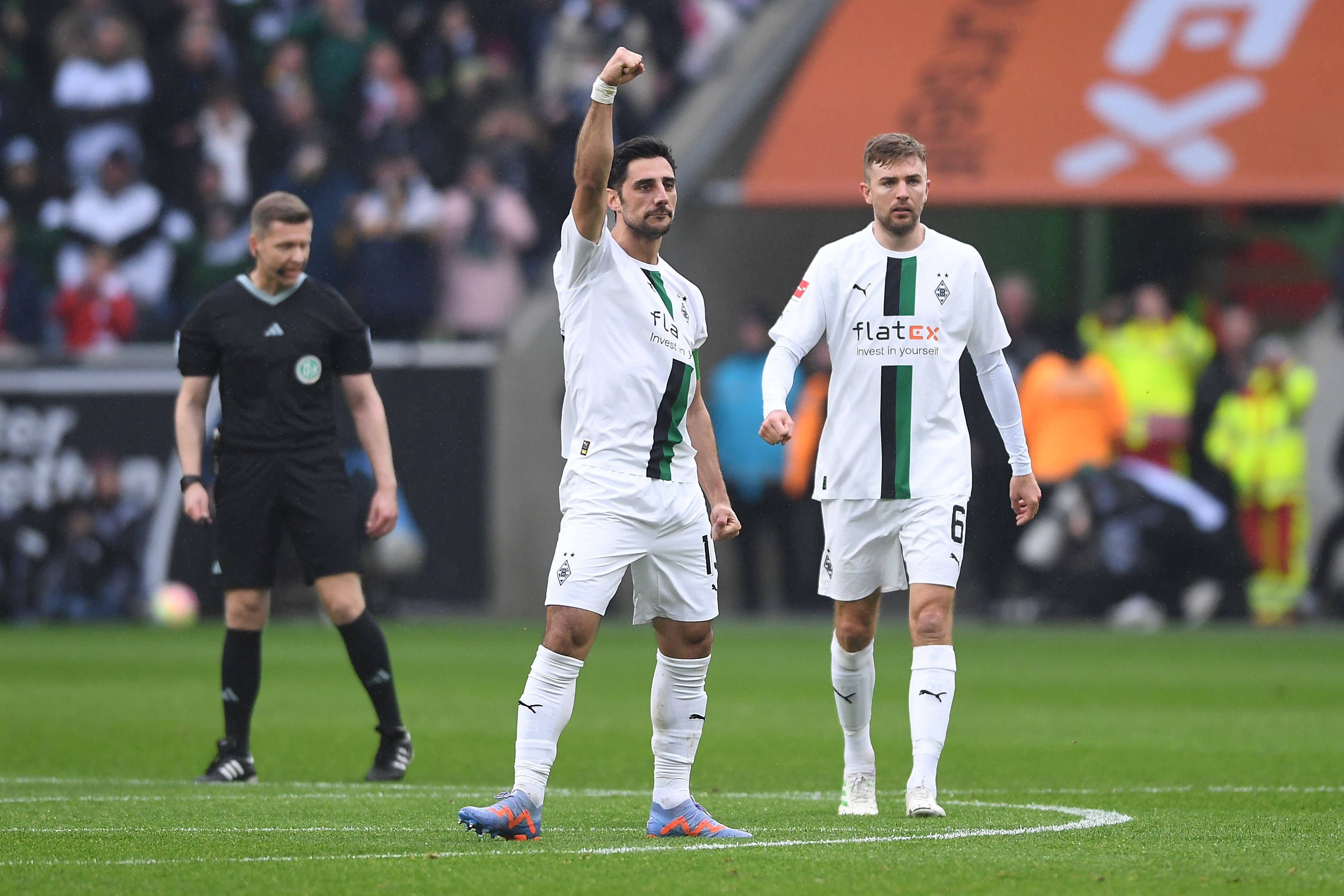 Lars Stindl (Mitte), Kapitän von Borussia Mönchengladbach, verlässt im Sommer 2023 nach acht Jahren den VfL. Das gab er am Mittwoch (12. April 2023) via Instagram bekannt. Das Foto zeigt den 34-Jährigen beim Torjubel am 18. Februar gegen den FC Bayern München im Borussia-Park.