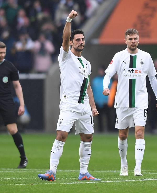 Lars Stindl (Mitte), Kapitän von Borussia Mönchengladbach, verlässt im Sommer 2023 nach acht Jahren den VfL. Das gab er am Mittwoch (12. April 2023) via Instagram bekannt. Das Foto zeigt den 34-Jährigen beim Torjubel am 18. Februar gegen den FC Bayern München im Borussia-Park.