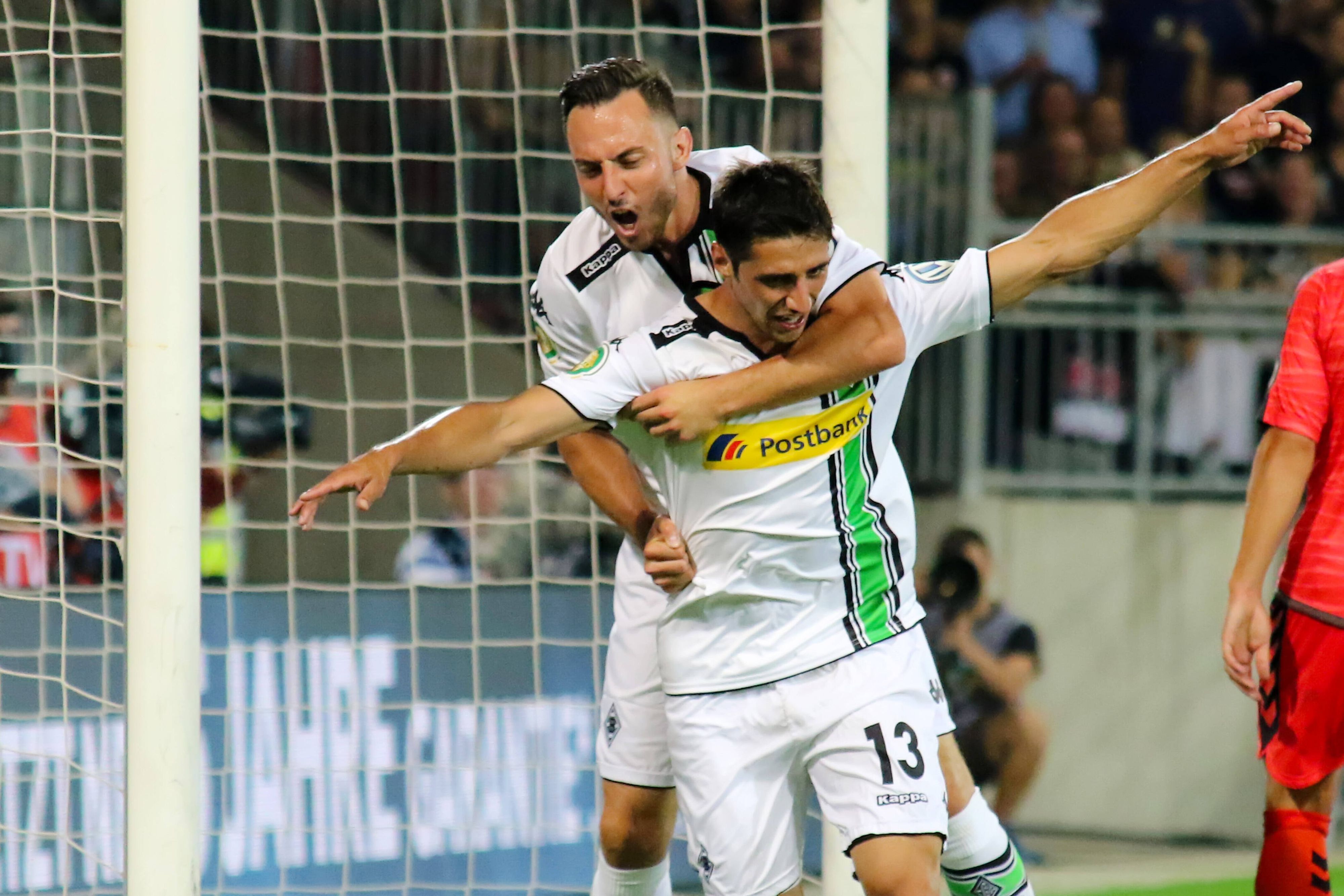 Lars Stindl wird nach einem Treffer in seinem Pflichtspiel-Debüt für Borussia Mönchengladbach von Josip Drmic umarmt. Das Foto zeigt die beiden Spieler beim Gladbach-Spiel im DFB-Pokal beim FC St. Pauli am 10. August 2015.