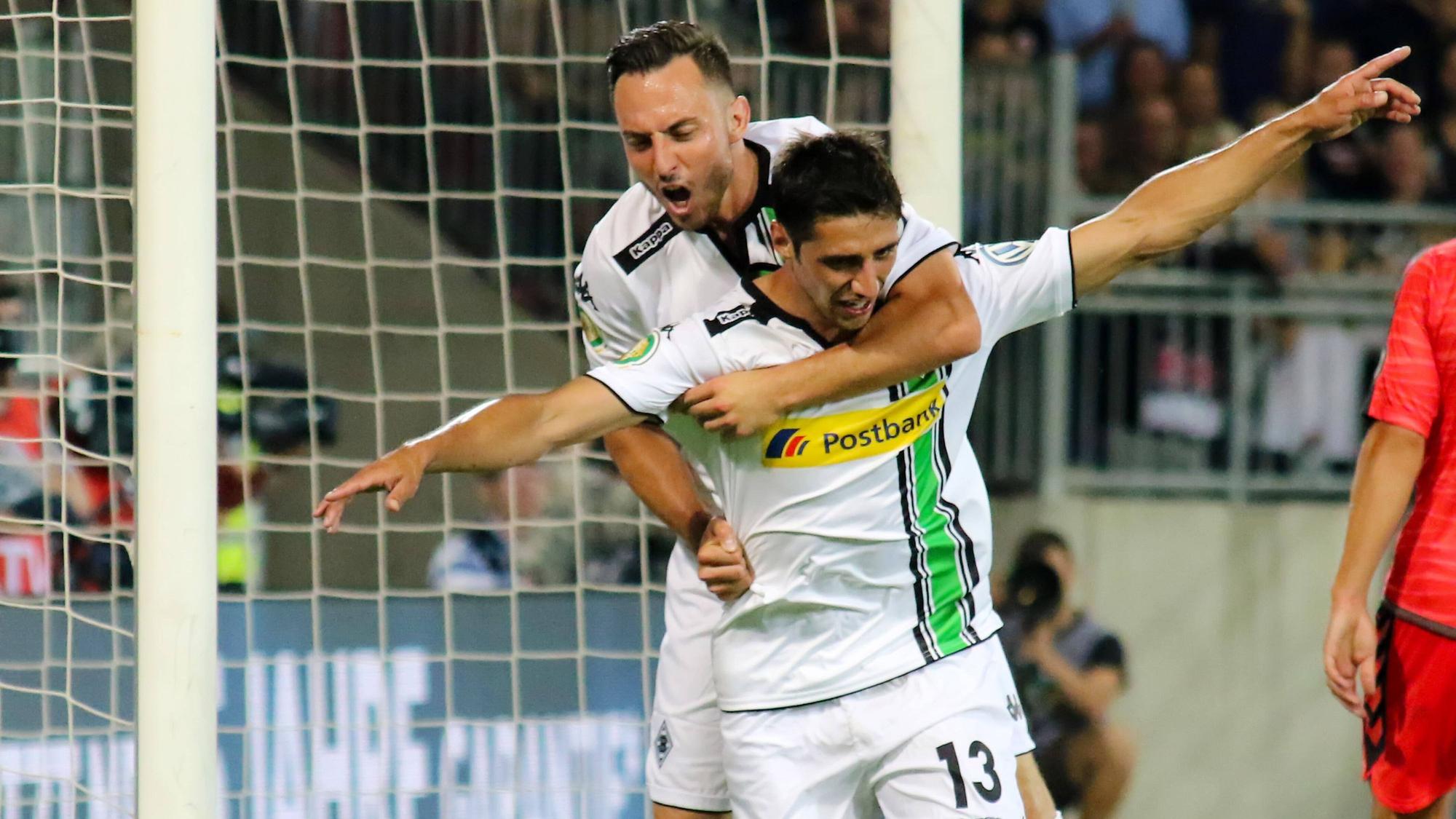 Lars Stindl wird nach einem Treffer in seinem Pflichtspiel-Debüt für Borussia Mönchengladbach von Josip Drmic umarmt. Das Foto zeigt die beiden Spieler beim Gladbach-Spiel im DFB-Pokal beim FC St. Pauli am 10. August 2015.
