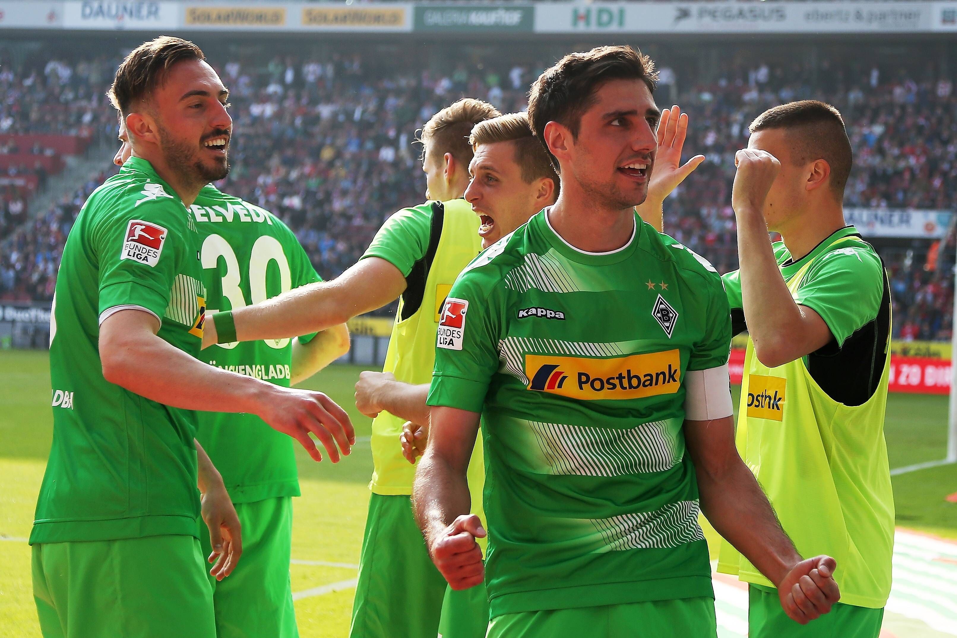 Lars Stindl jubelt mit den Fans von Borussia Mönchengladbach! Auf dem Foto ist der Gladbach-Kapitän nach seinem Derby-Siegtreffer am 8. April 2017 beim 1. FC Köln zu sehen.
