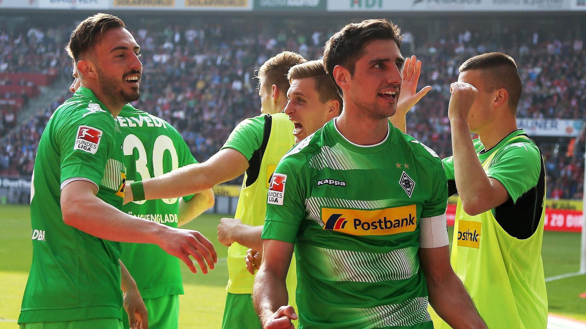 Lars Stindl jubelt mit den Fans von Borussia Mönchengladbach! Auf dem Foto ist der Gladbach-Kapitän nach seinem Derby-Siegtreffer am 8. April 2017 beim 1. FC Köln zu sehen.