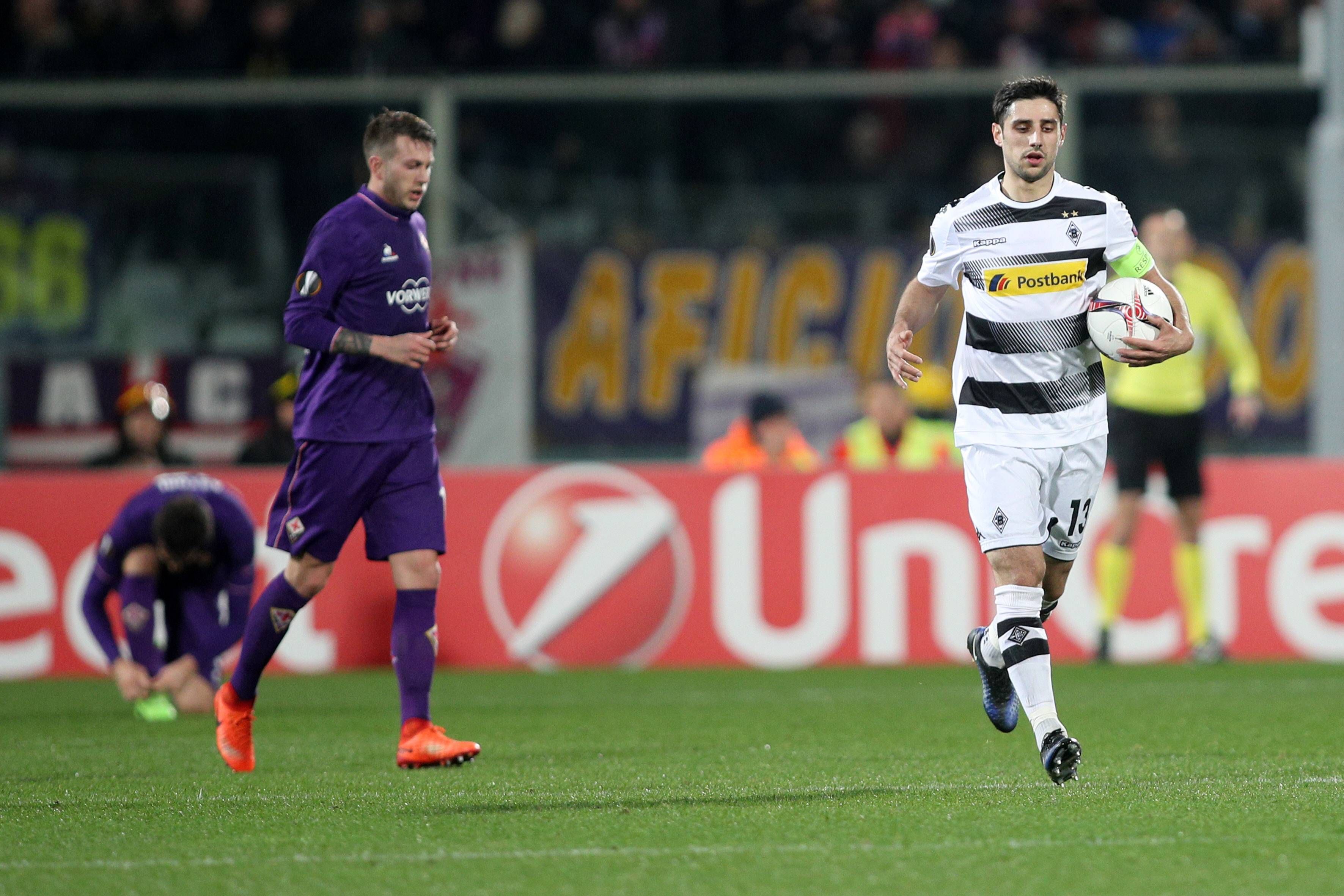 Der unbedingte Wille in Florenz! Lars Stindl trägt den Ball nach seinem Anschlusstreffer zum 1:2 beim Europa-League-Spiel von Borussia Mönchengladbach bei der Fiorentina am 23. Februar 2017 zurück zum Mittelpunkt.