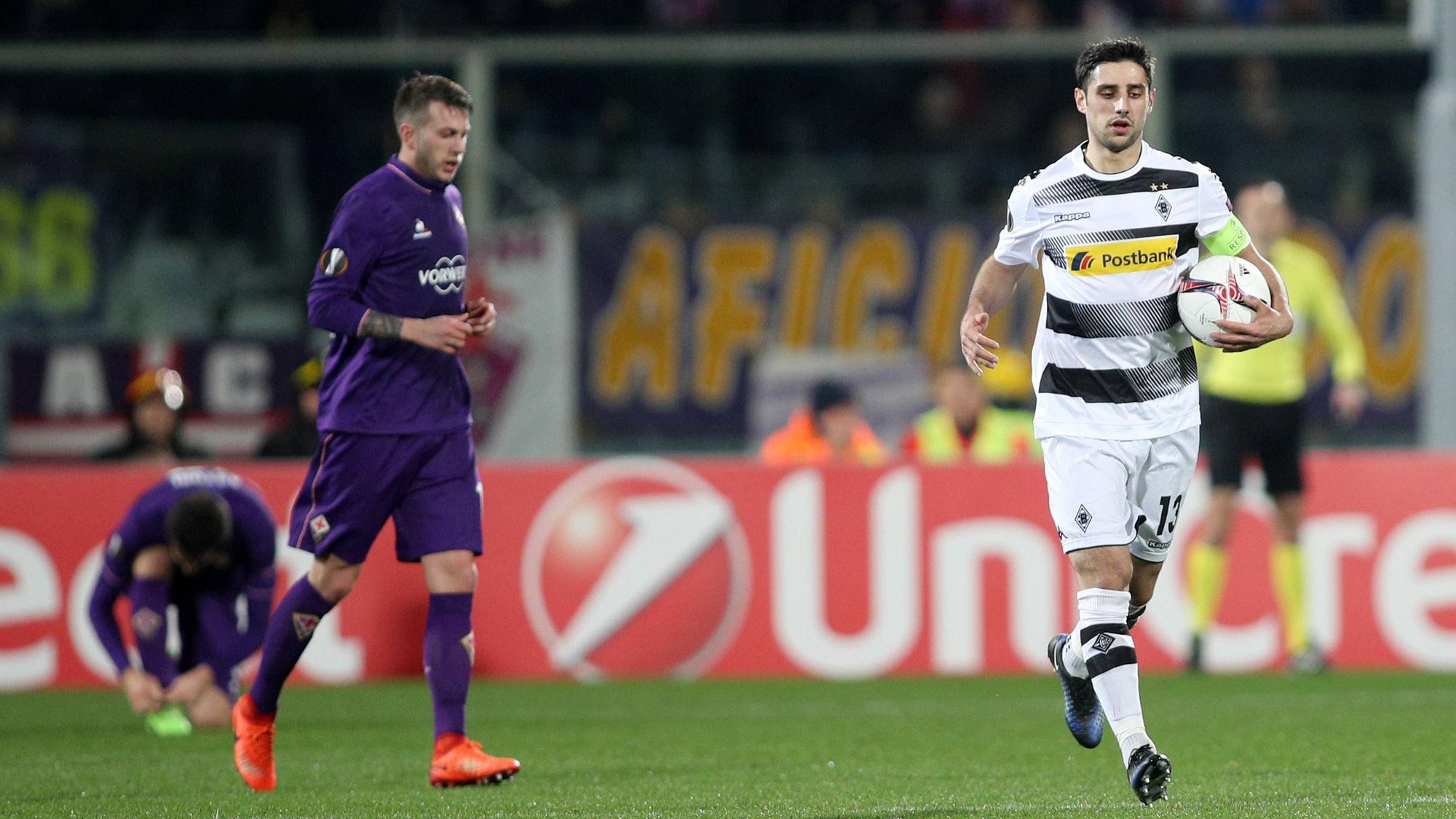 Der unbedingte Wille in Florenz! Lars Stindl trägt den Ball nach seinem Anschlusstreffer zum 1:2 beim Europa-League-Spiel von Borussia Mönchengladbach bei der Fiorentina am 23. Februar 2017 zurück zum Mittelpunkt.